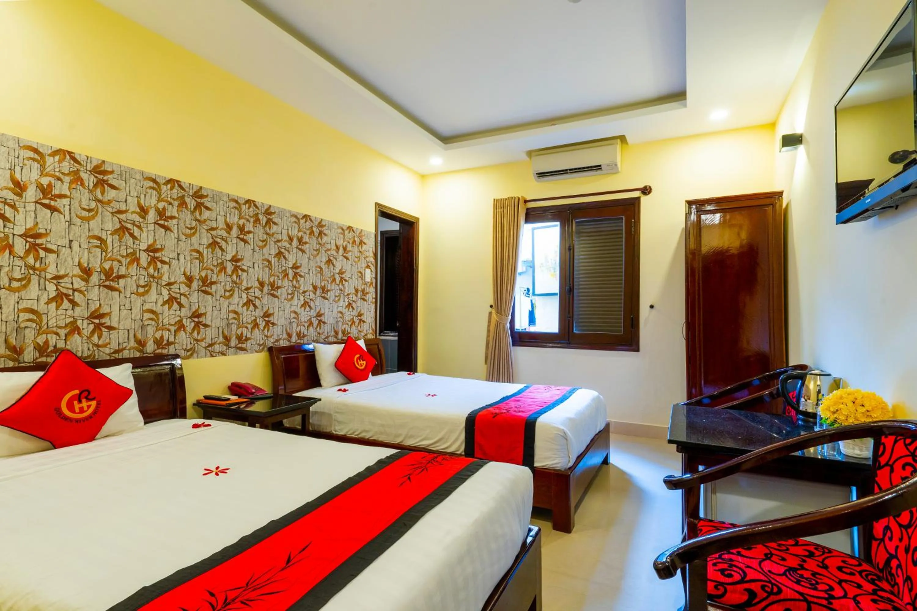 Photo of the whole room, Bed in Golden River Hotel