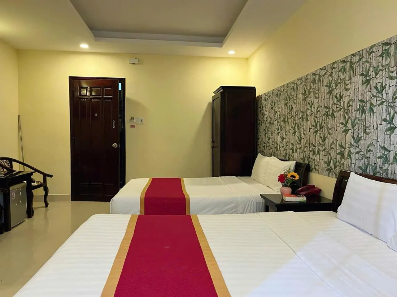 Bedroom, Bed in Golden River Hotel