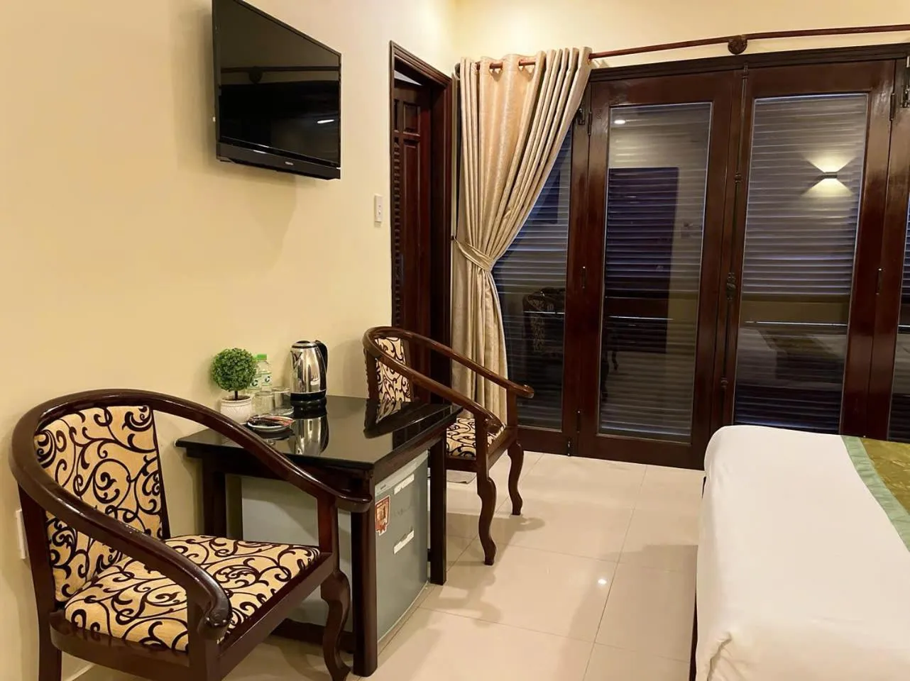 Balcony/Terrace, Bed in Golden River Hotel