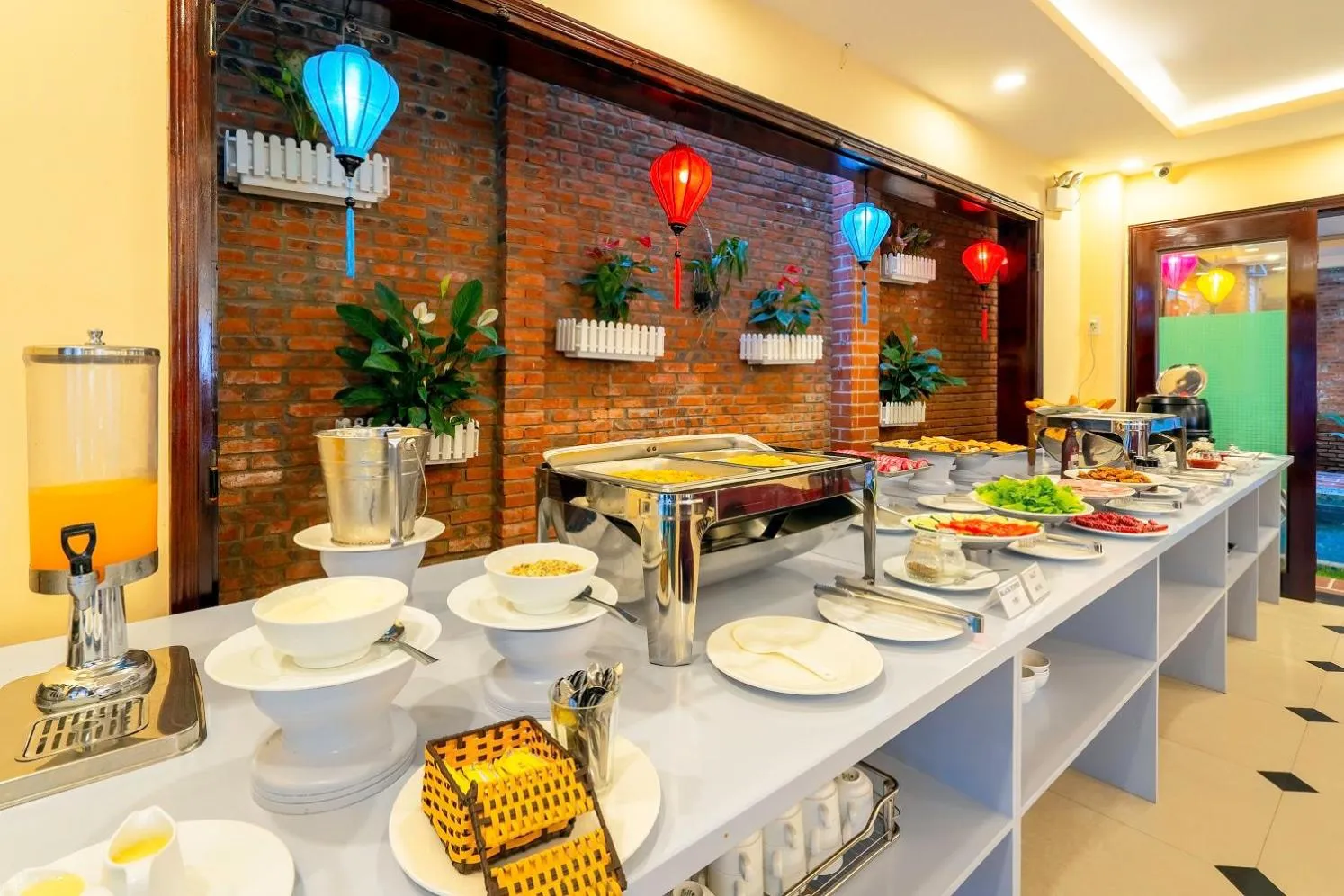 Restaurant/places to eat in Golden River Hotel