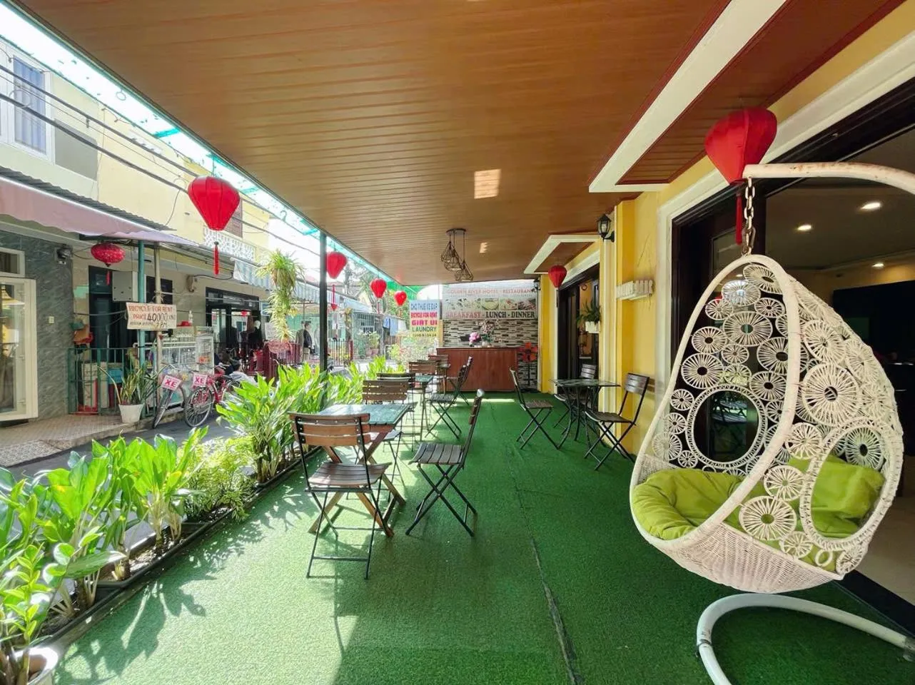 Restaurant/places to eat in Golden River Hotel