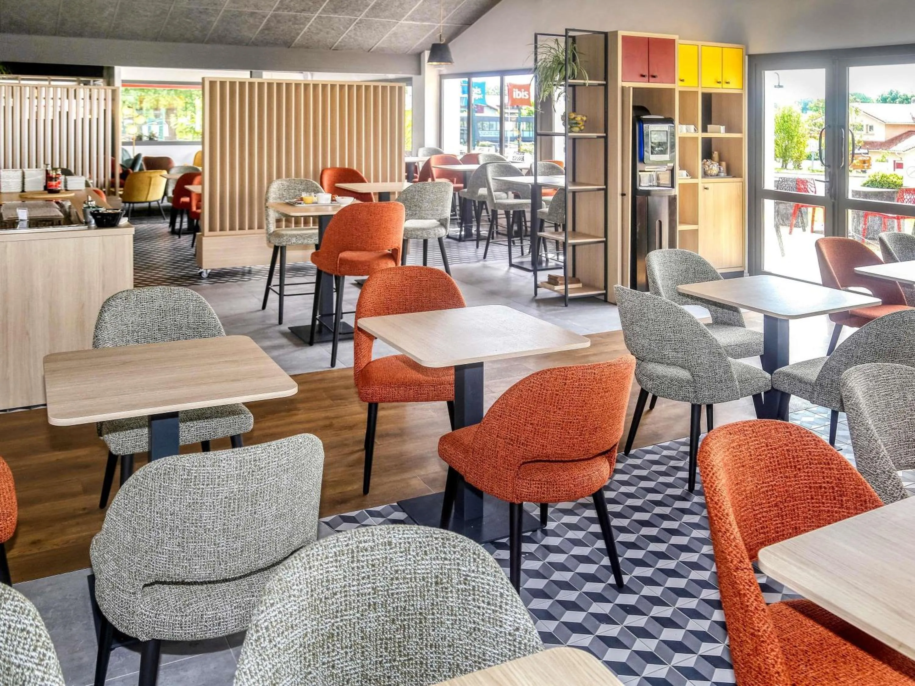 Lounge or bar in ibis Biarritz Anglet Aéroport