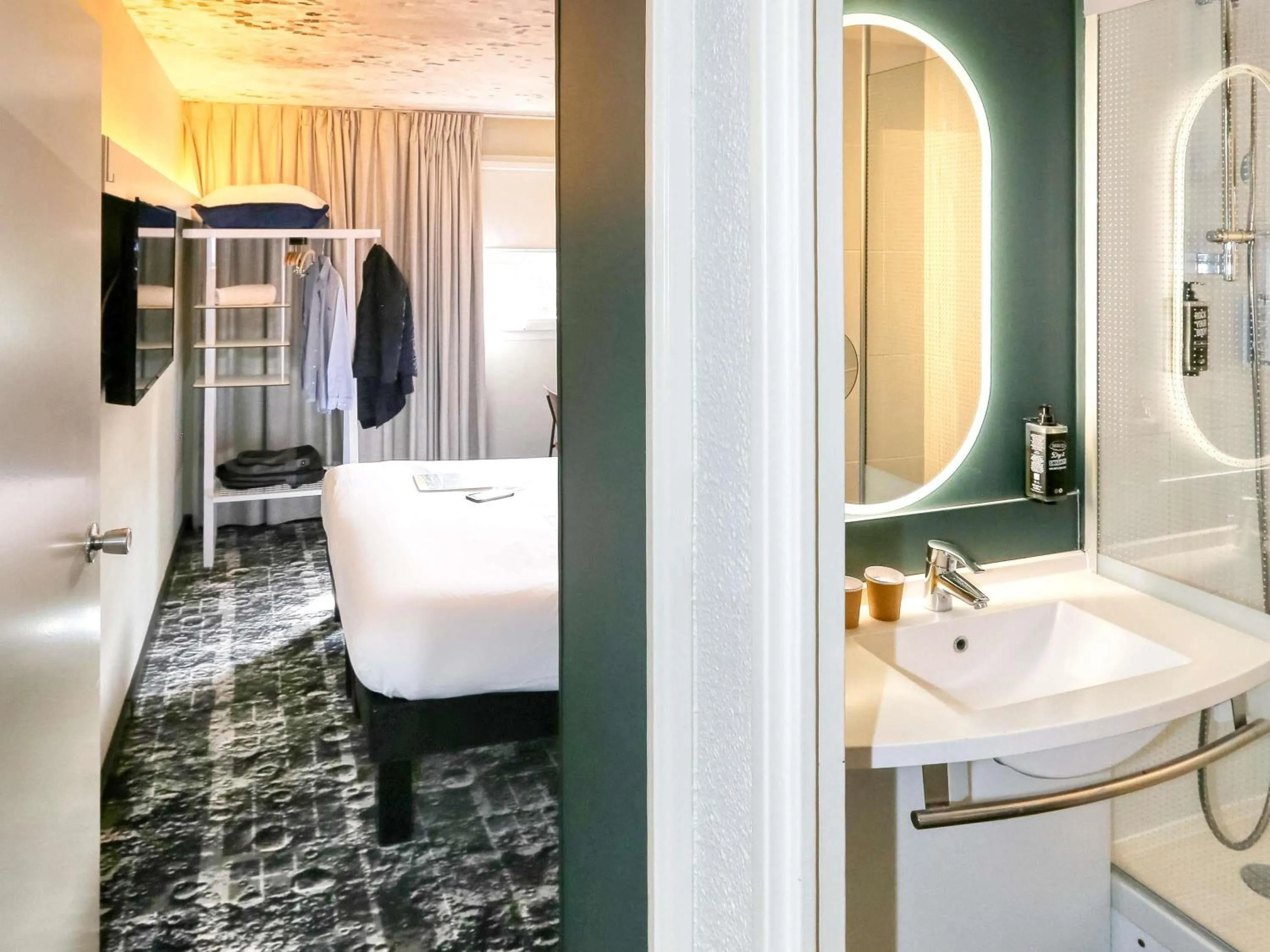 Bedroom, Bed in ibis Biarritz Anglet Aéroport