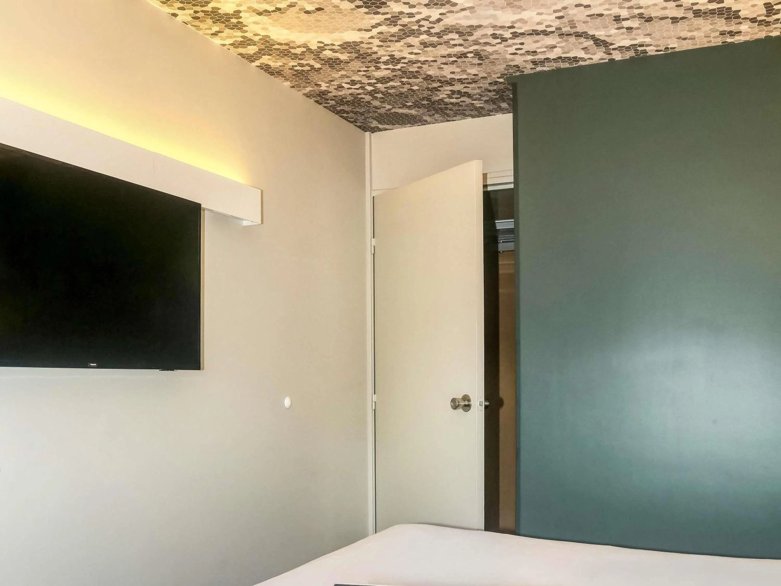 Bedroom, Bed in ibis Biarritz Anglet Aéroport