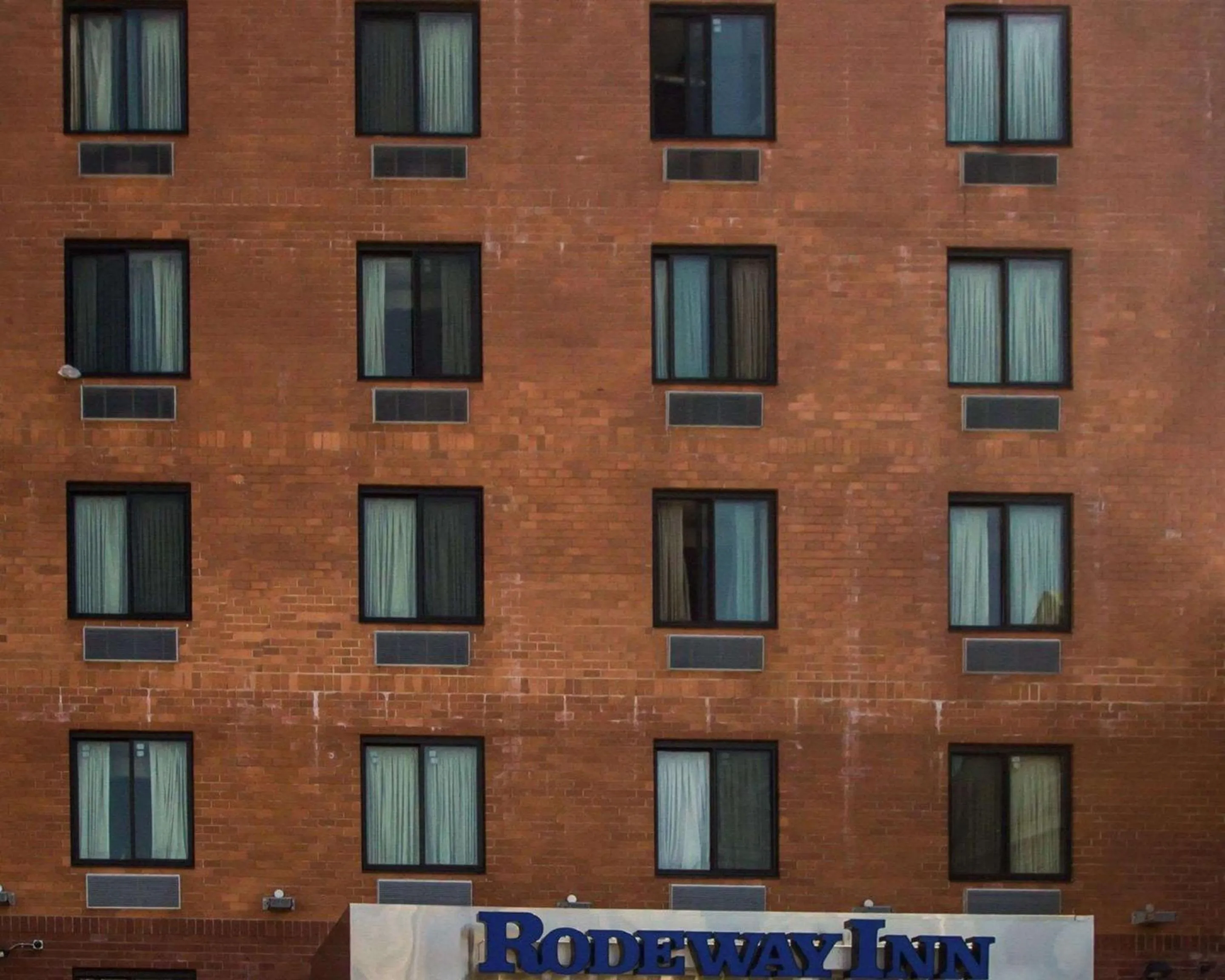 Property building in Rodeway Inn Bronx Zoo