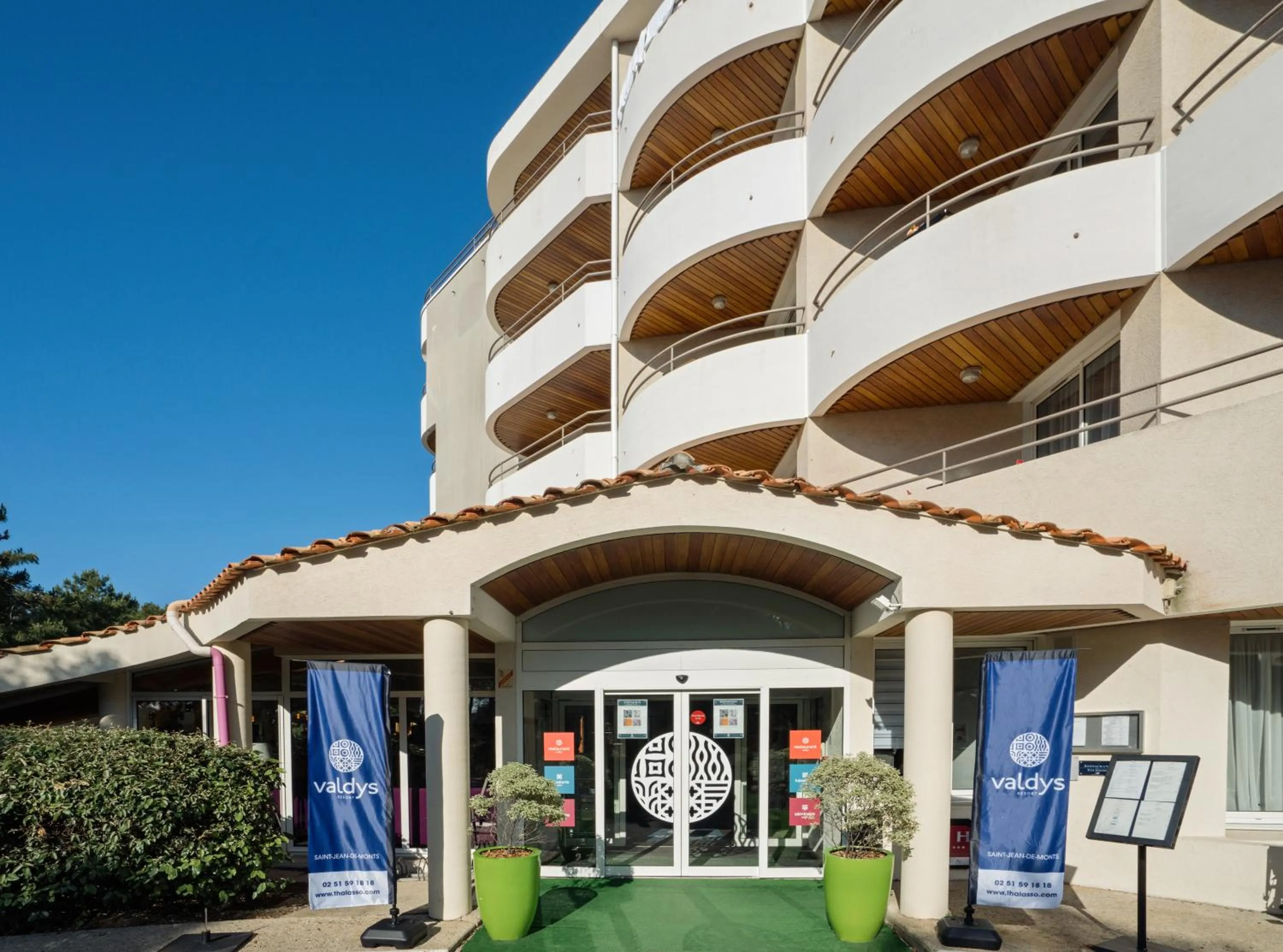 Property building in Hôtel Valdys Thalasso & Spa - les Pins