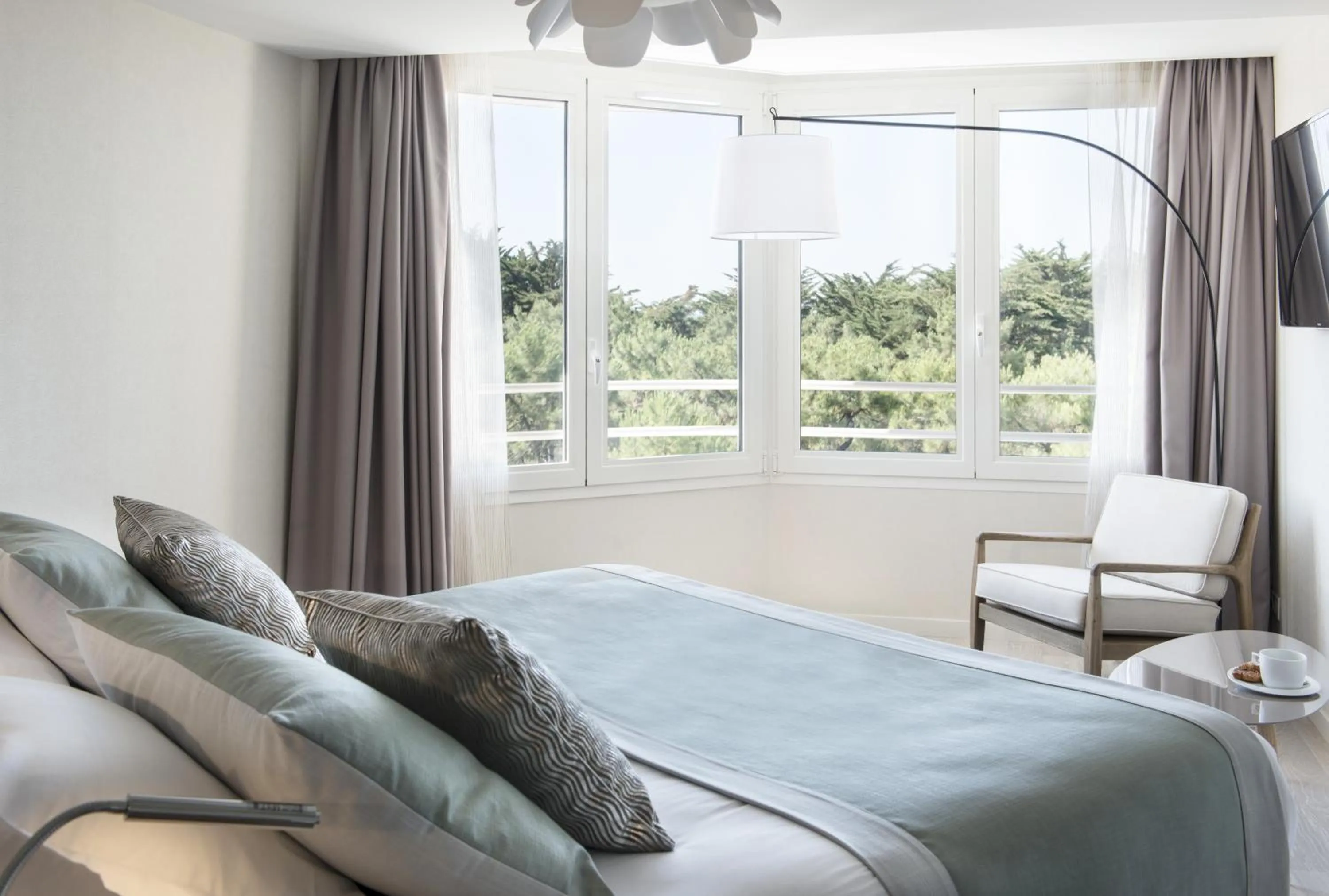 Bed in Hôtel Valdys Thalasso & Spa - les Pins