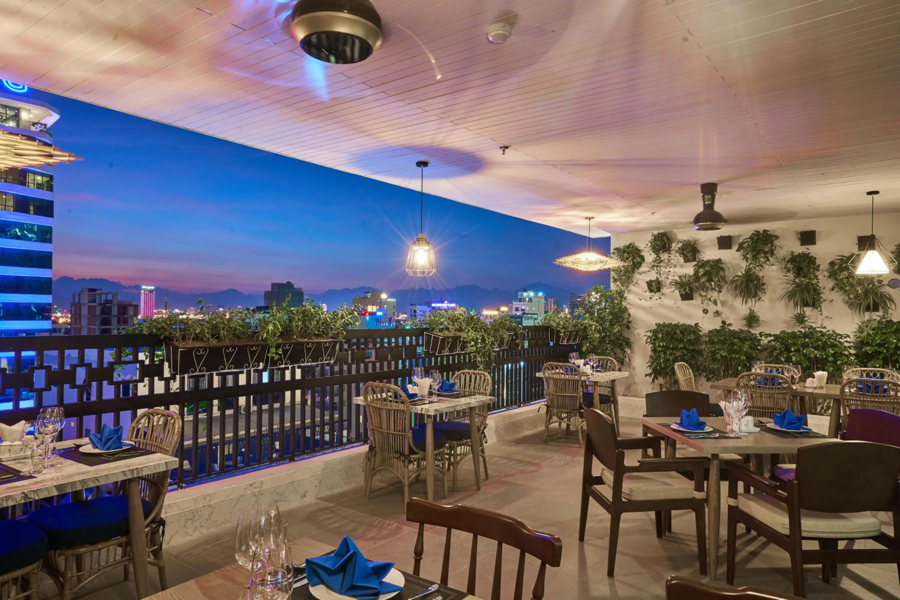 Restaurant/places to eat in Sofiana My Khe Hotel & Spa - Rooftop Pool Bar - Free Craft Beer and 20 minute Spa per Room