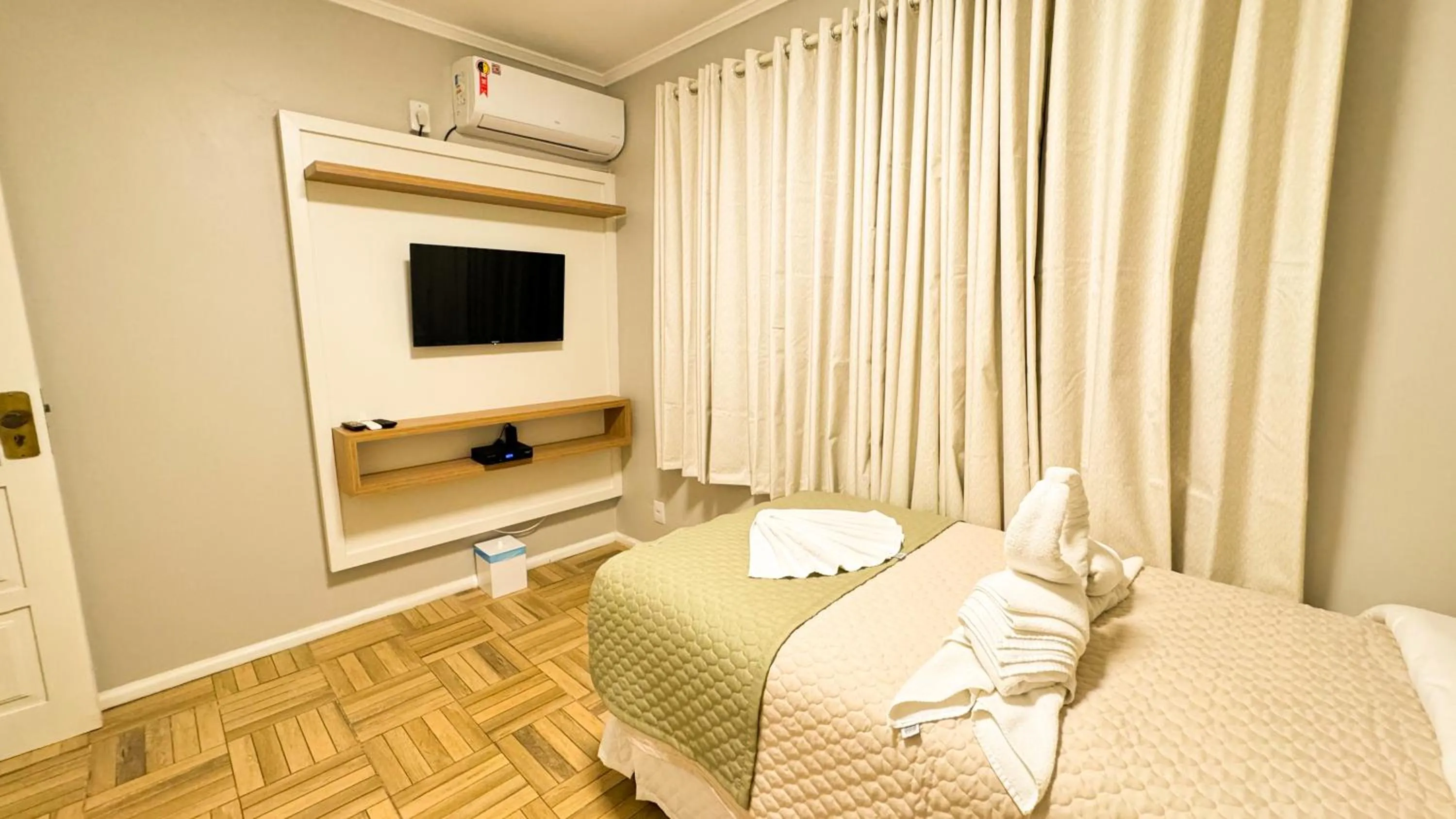 Bed in Fares Turis Hotel