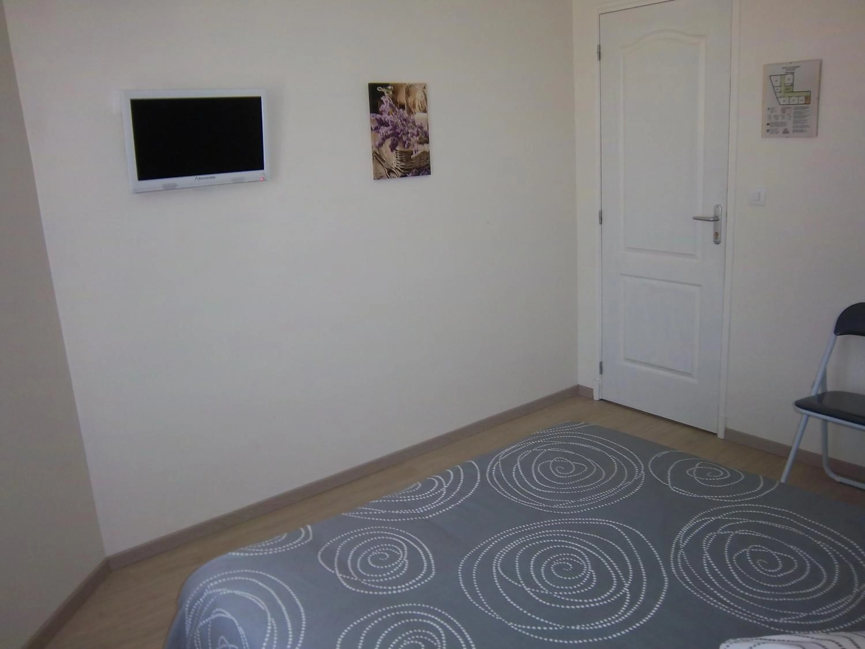 Photo of the whole room, Bed in Hotel Le Colbert epernay