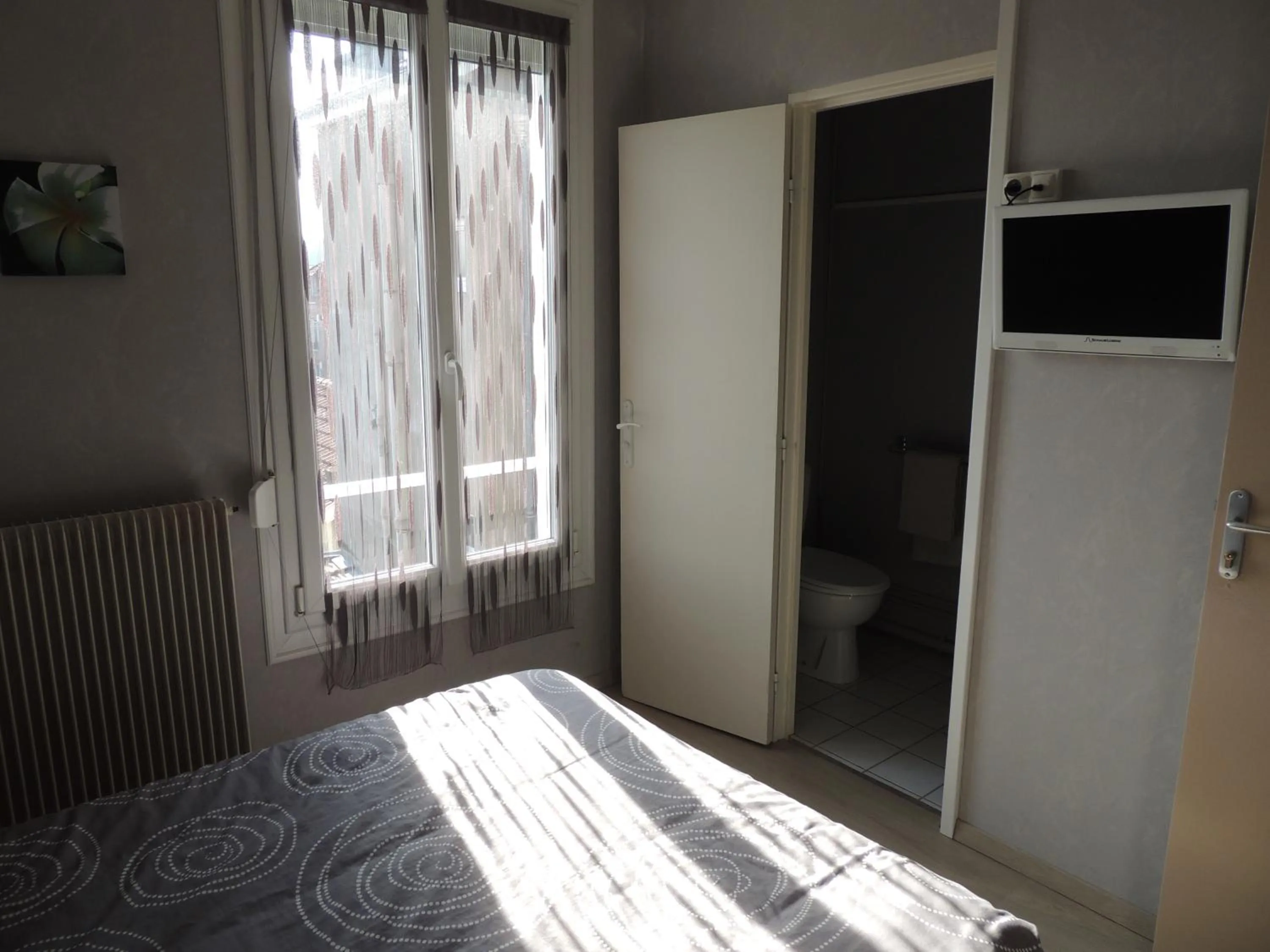 Photo of the whole room, Bed in Hotel Le Colbert epernay