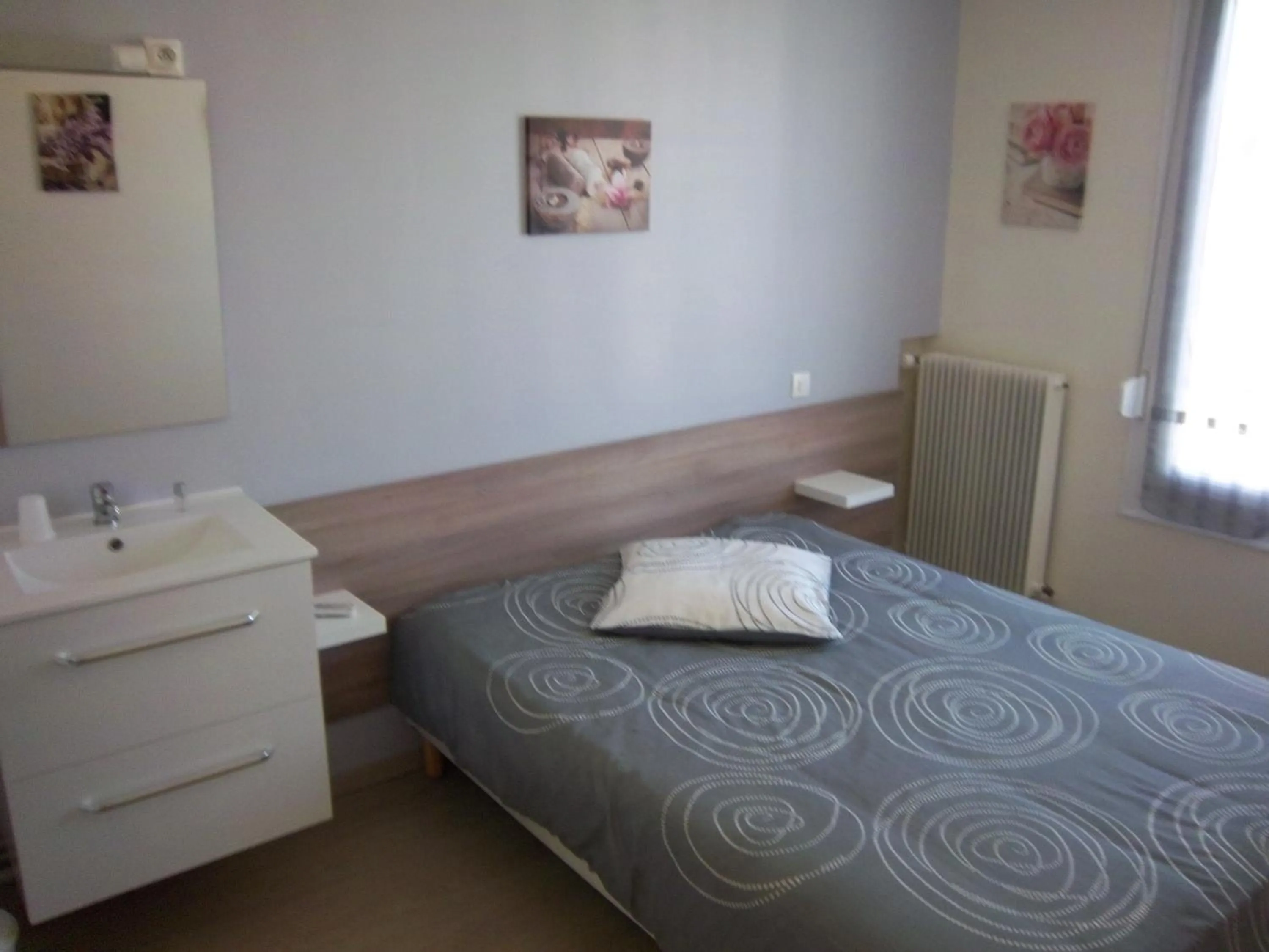 Photo of the whole room, Bed in Hotel Le Colbert epernay