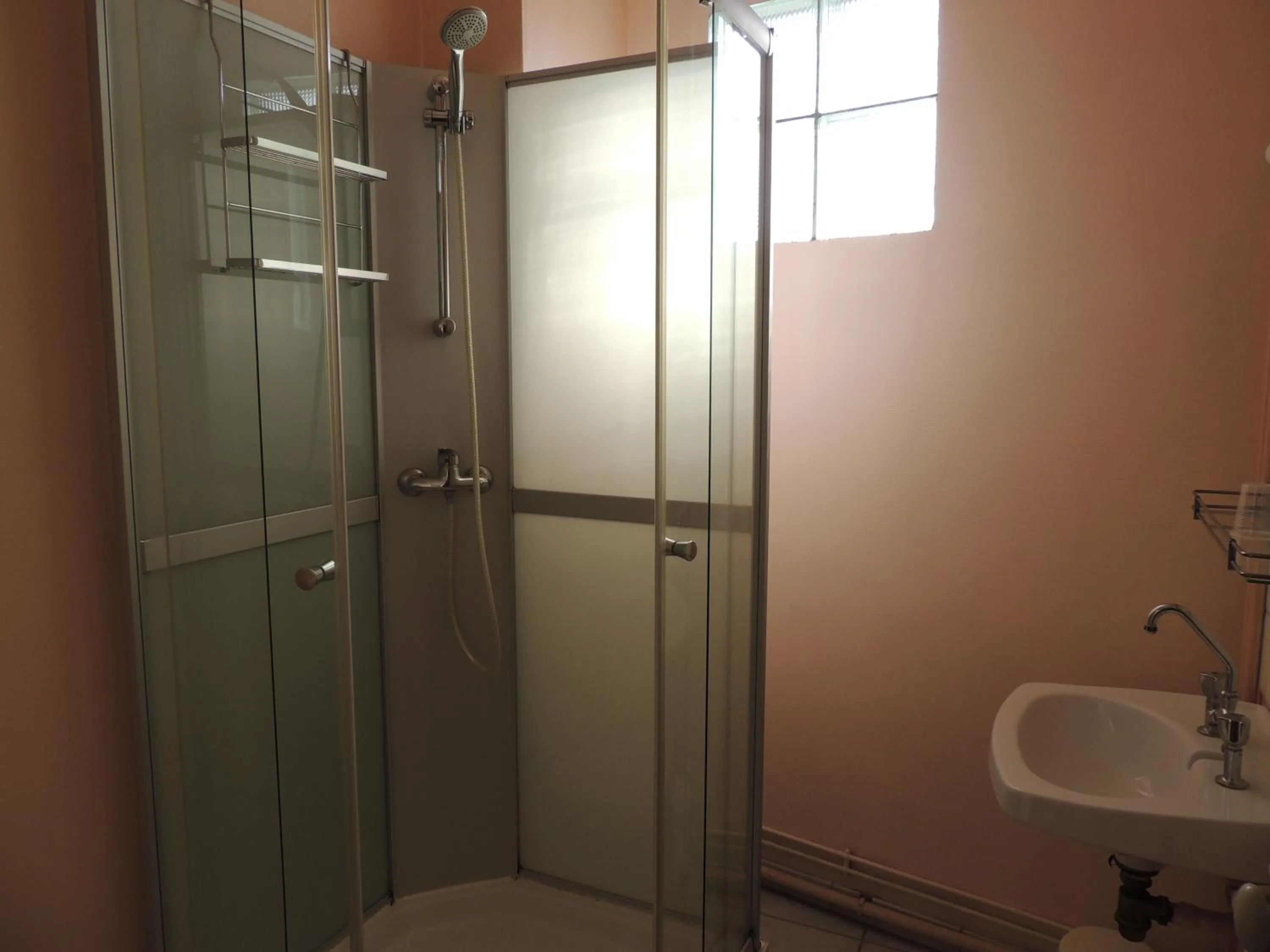 Shower in Hotel Le Colbert epernay