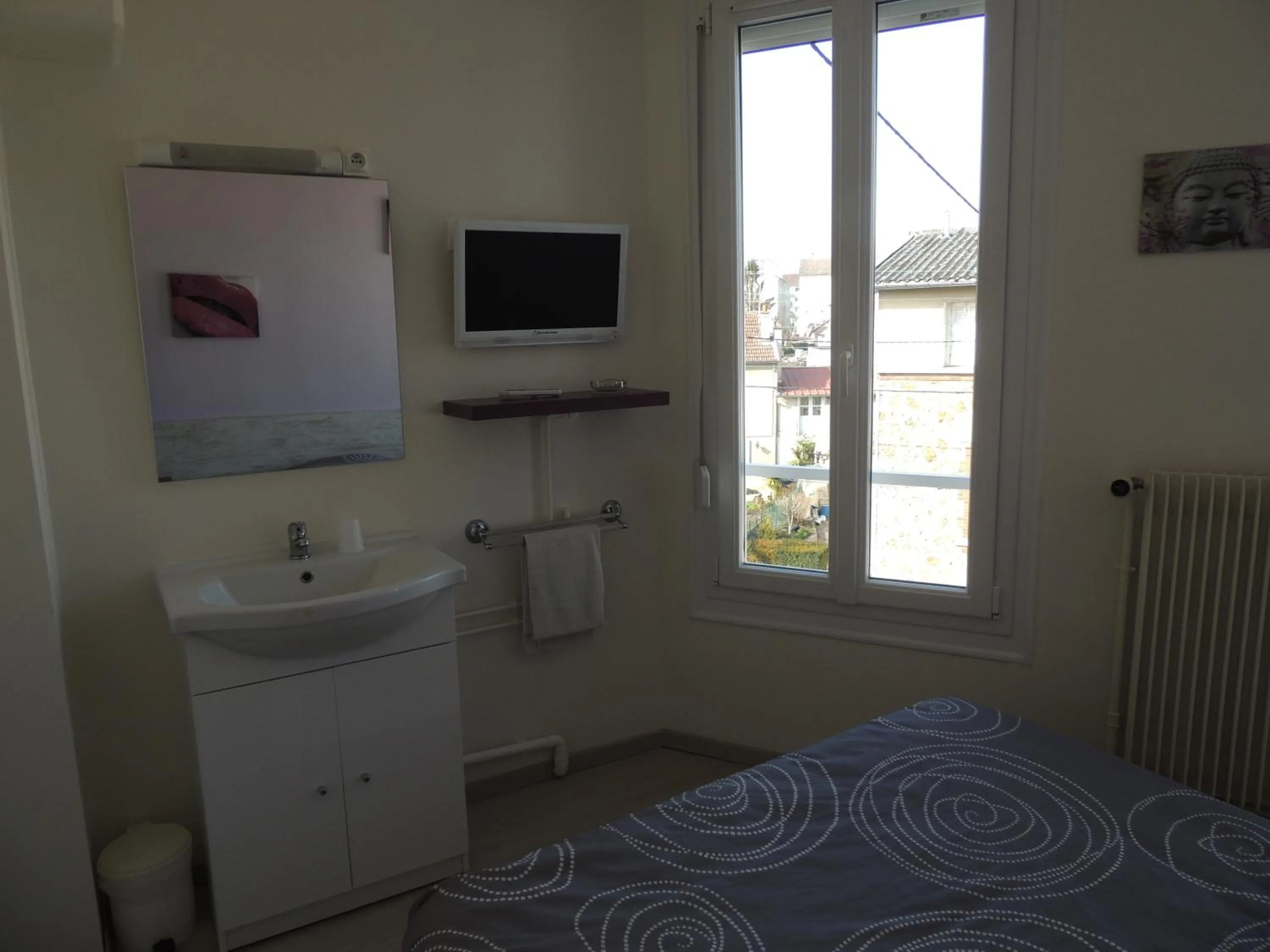 Photo of the whole room, Bed in Hotel Le Colbert epernay