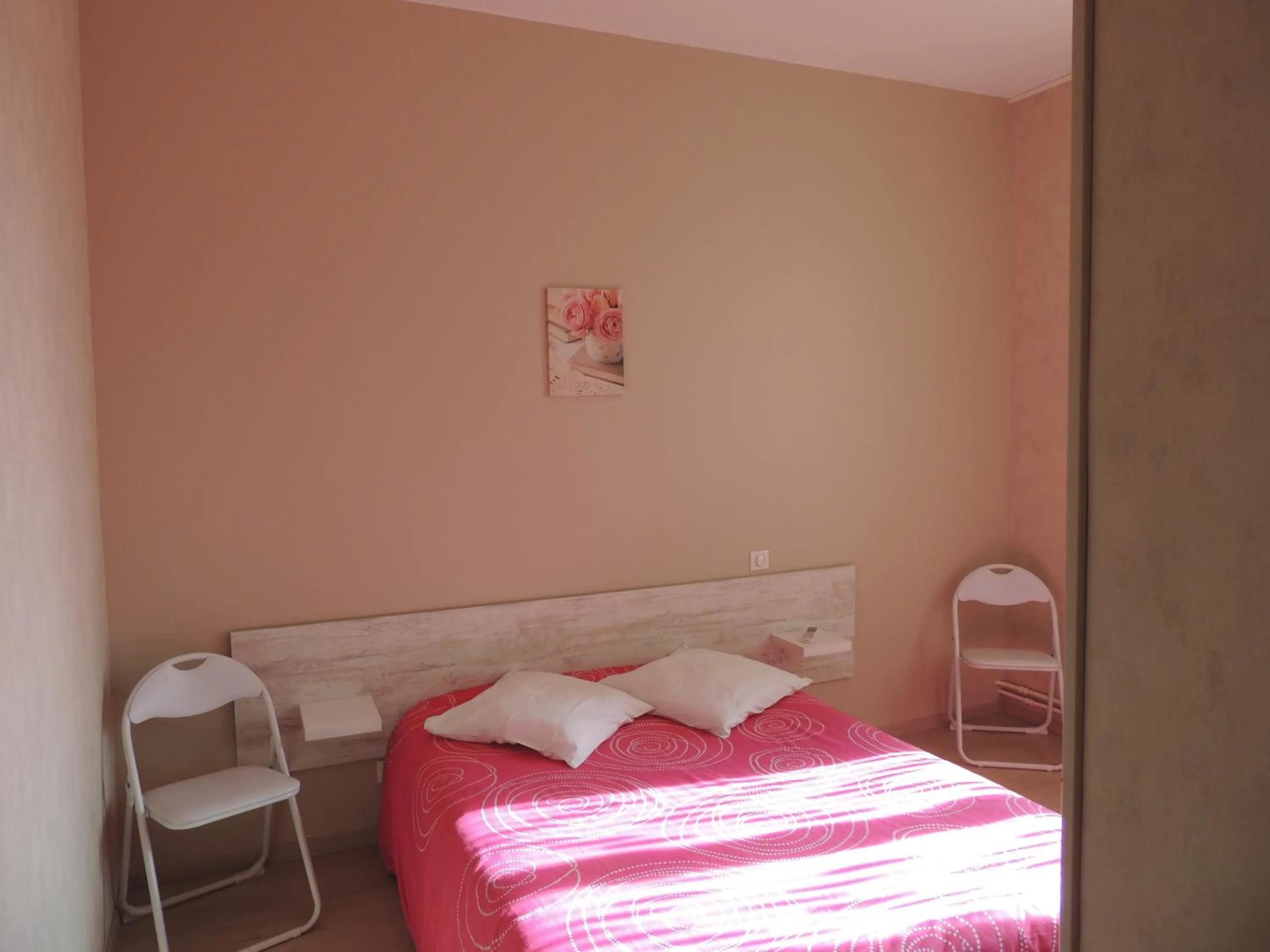 Photo of the whole room, Bed in Hotel Le Colbert epernay