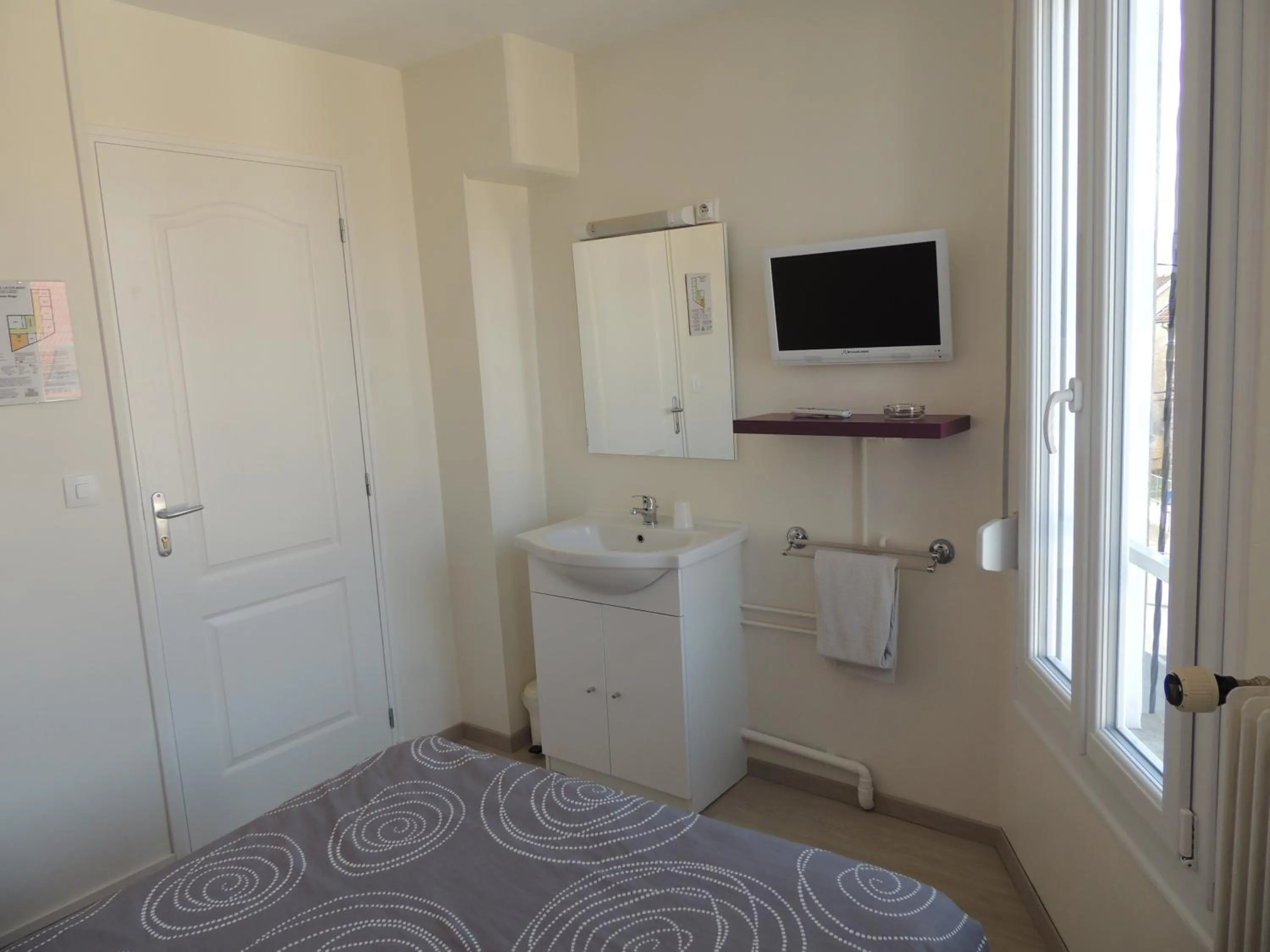 Photo of the whole room in Hotel Le Colbert epernay