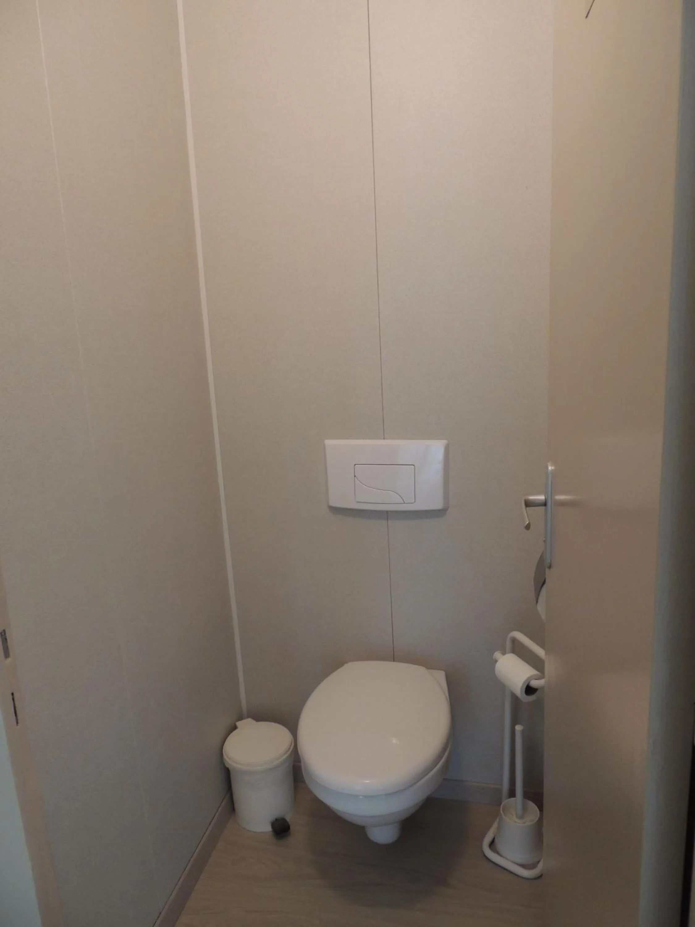 Toilet in Hotel Le Colbert epernay