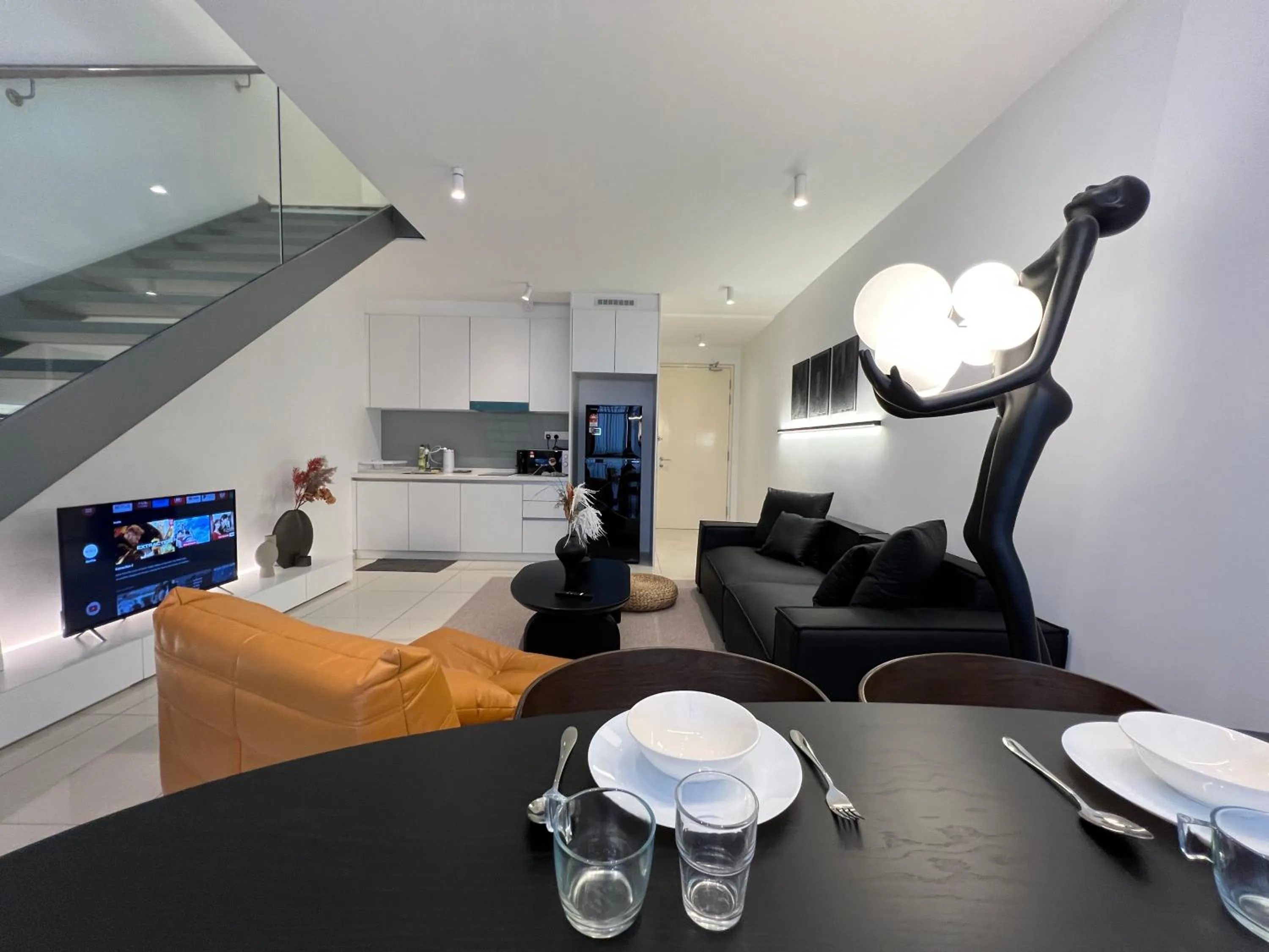 Living room in EkoCheras Suite by MOKA