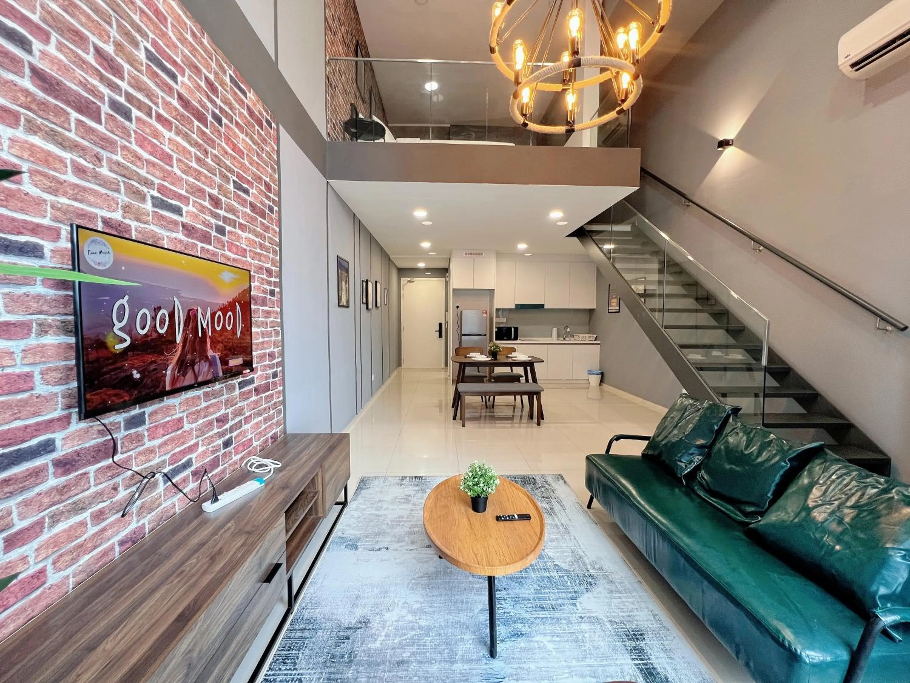 Living room in EkoCheras Suite by MOKA