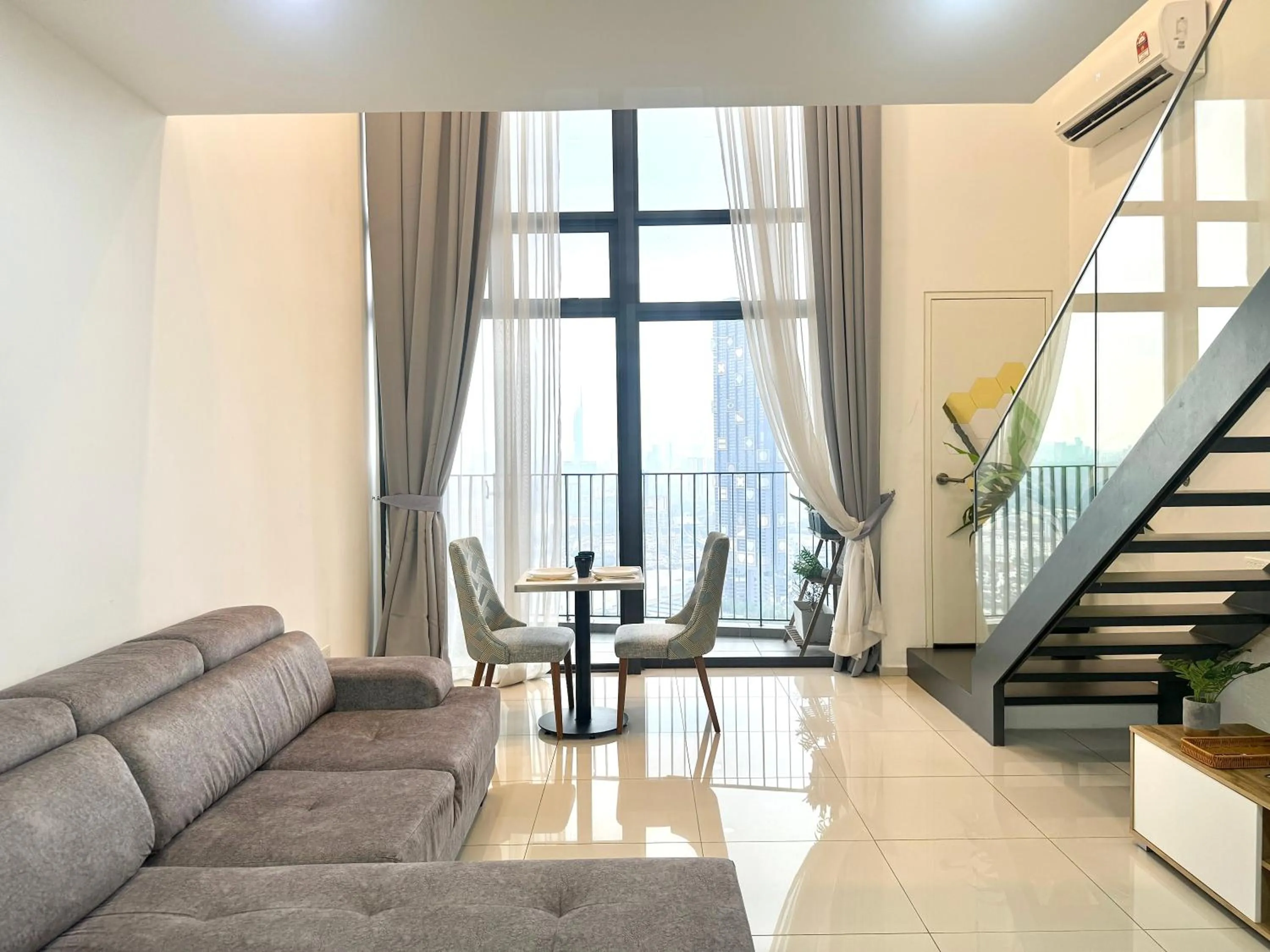 Living room in EkoCheras Suite by MOKA