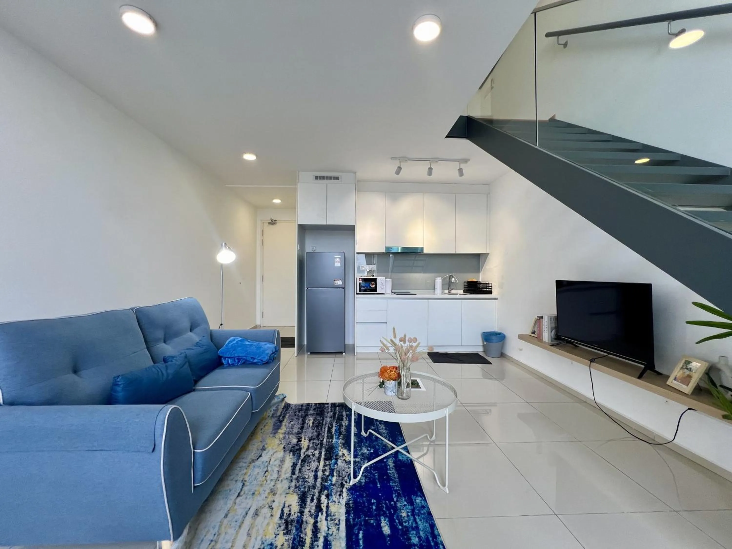 Living room in EkoCheras Suite by MOKA