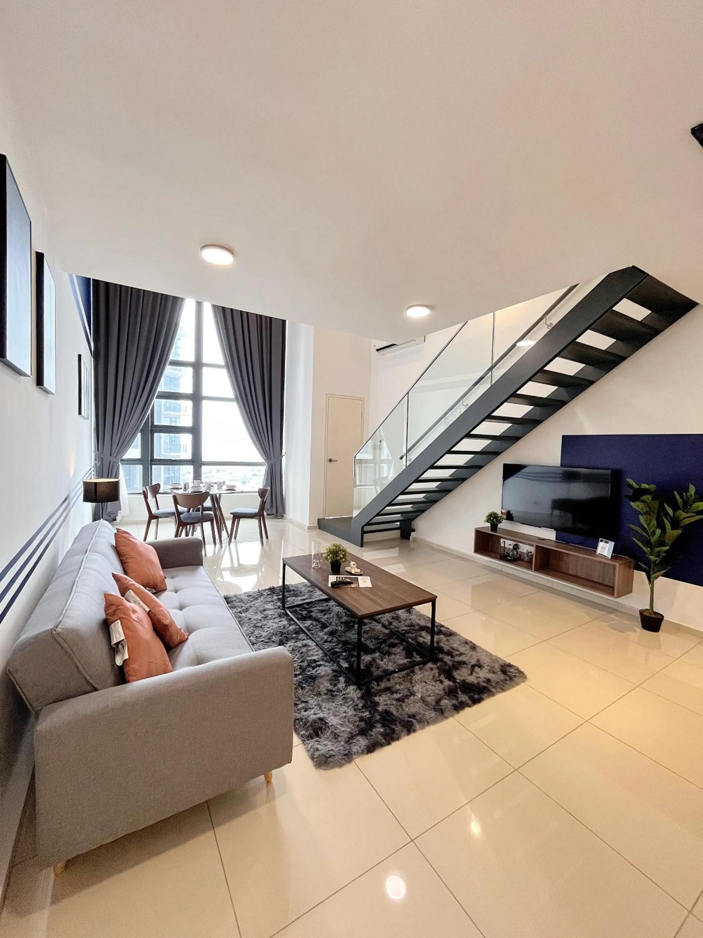 Living room in EkoCheras Suite by MOKA