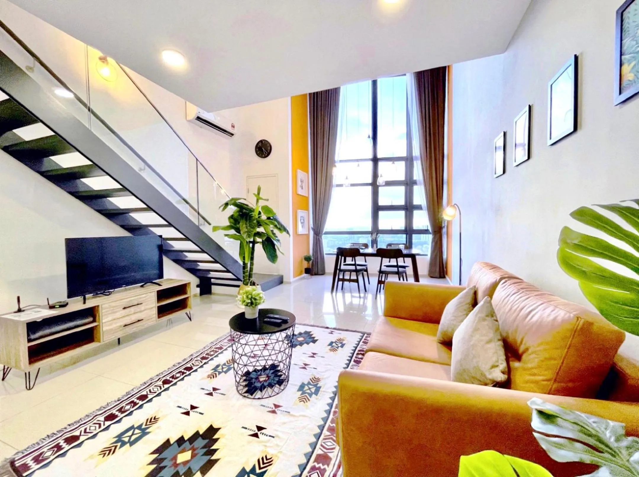 Living room in EkoCheras Suite by MOKA