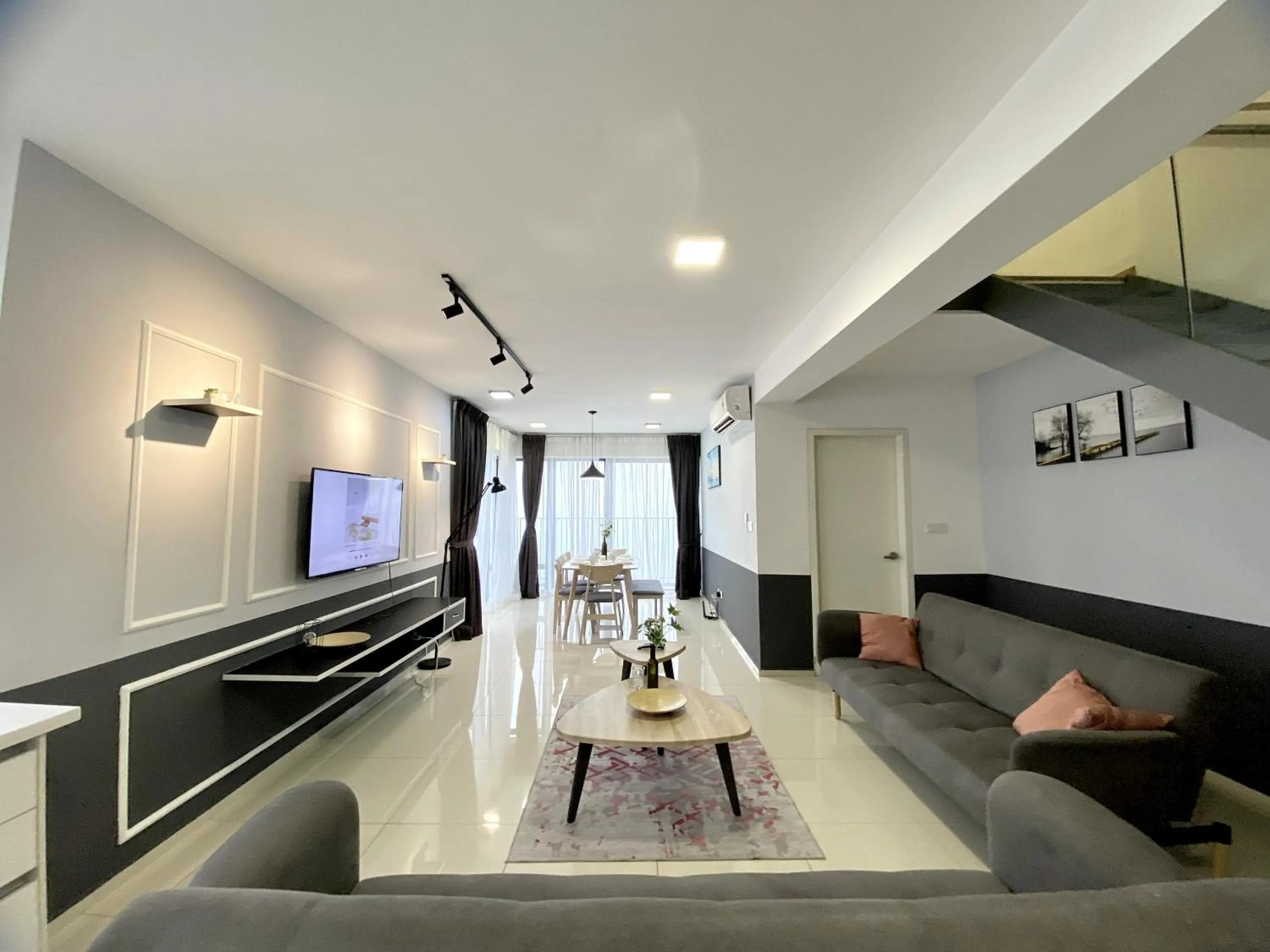 Living room in EkoCheras Suite by MOKA