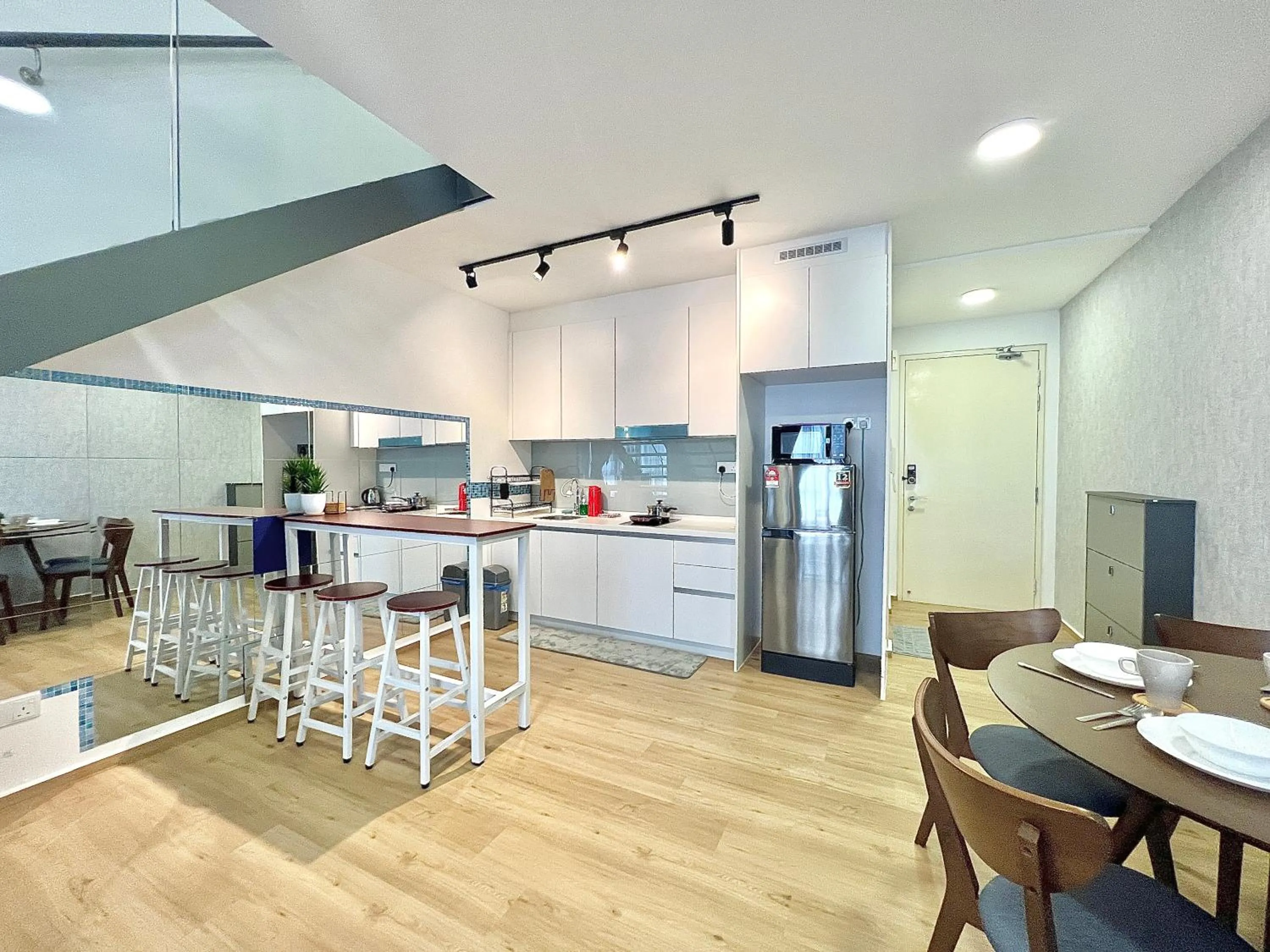 kitchen in EkoCheras Suite by MOKA