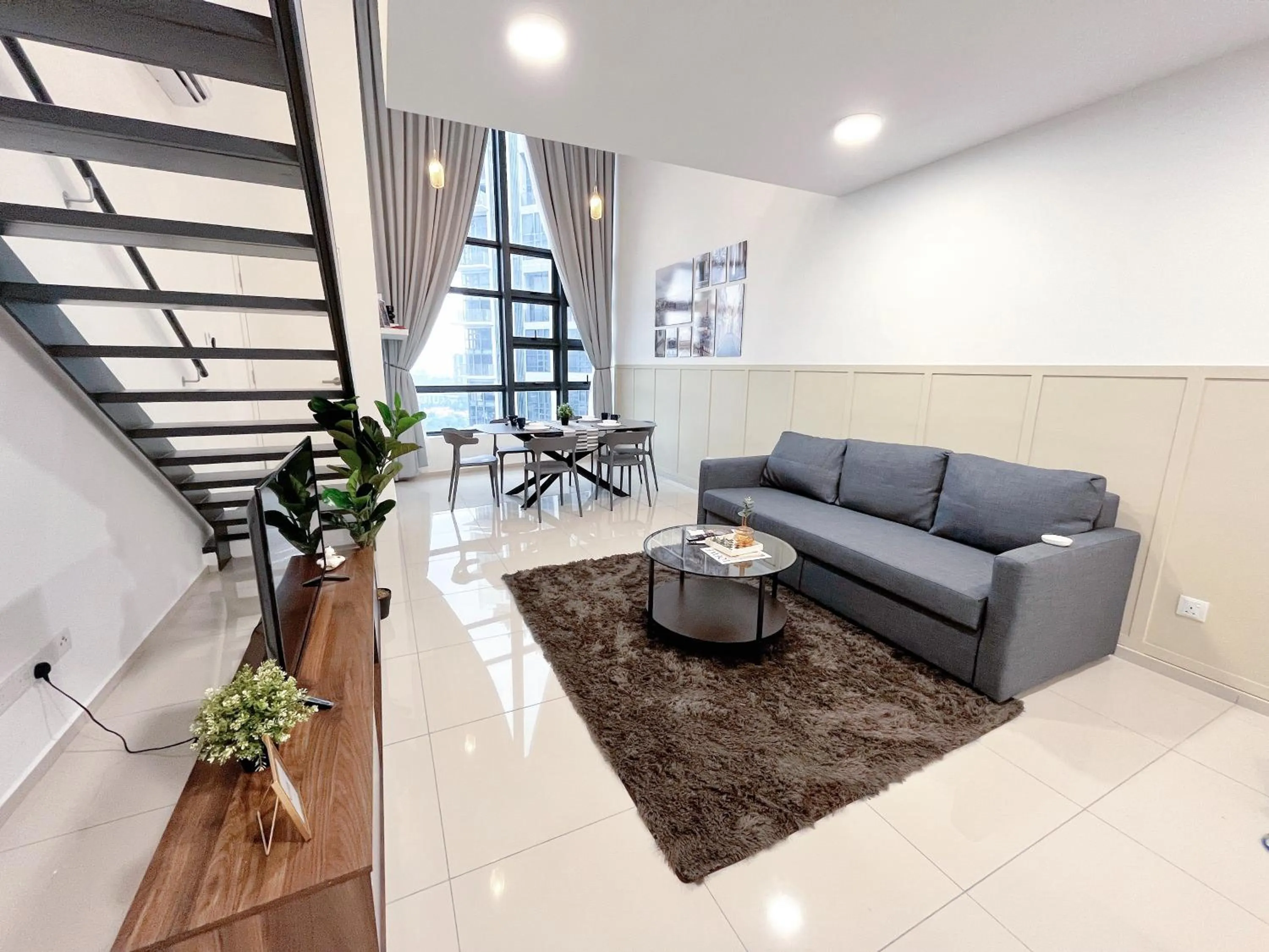 Living room in EkoCheras Suite by MOKA