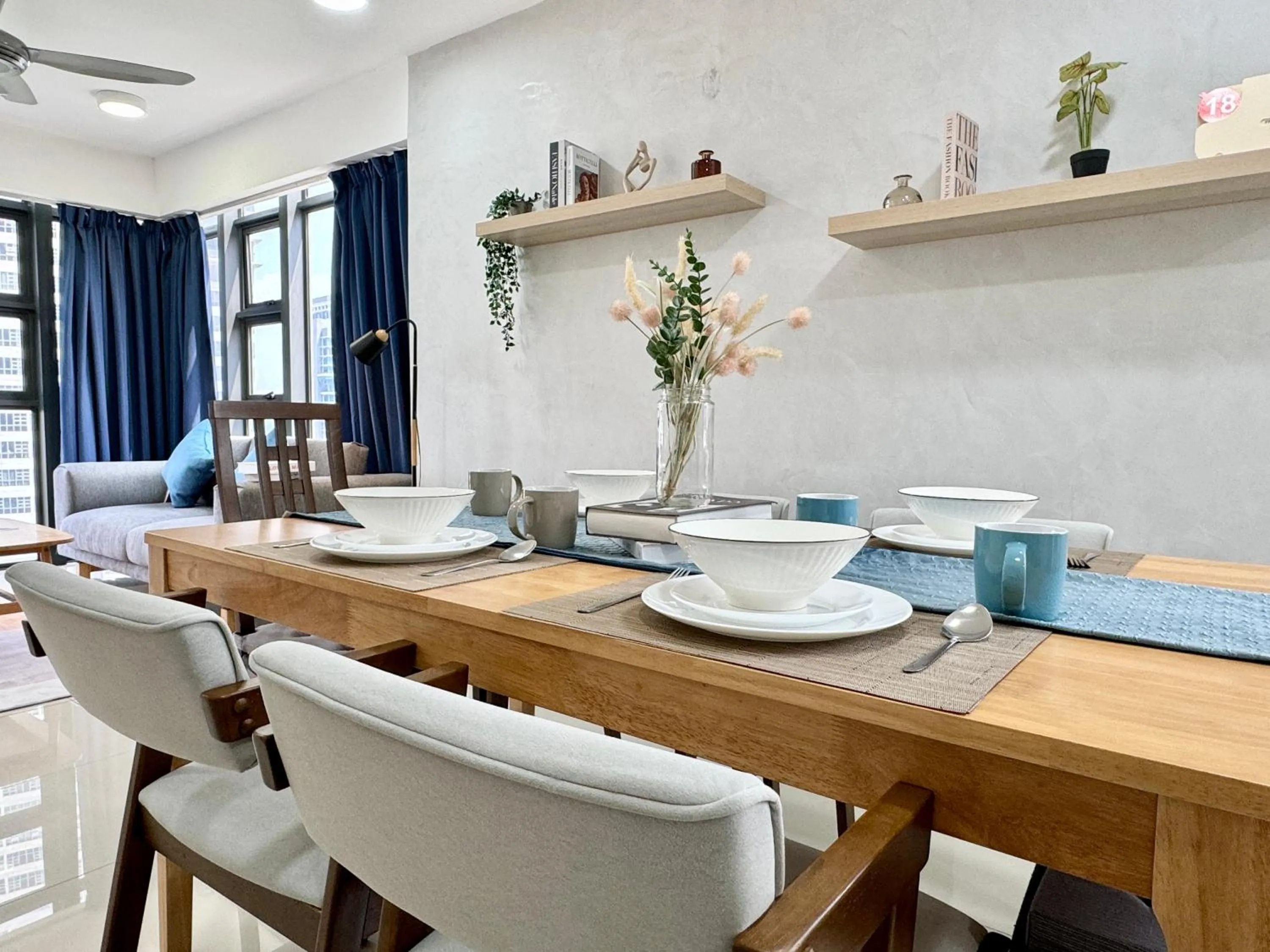 Living room in EkoCheras Suite by MOKA