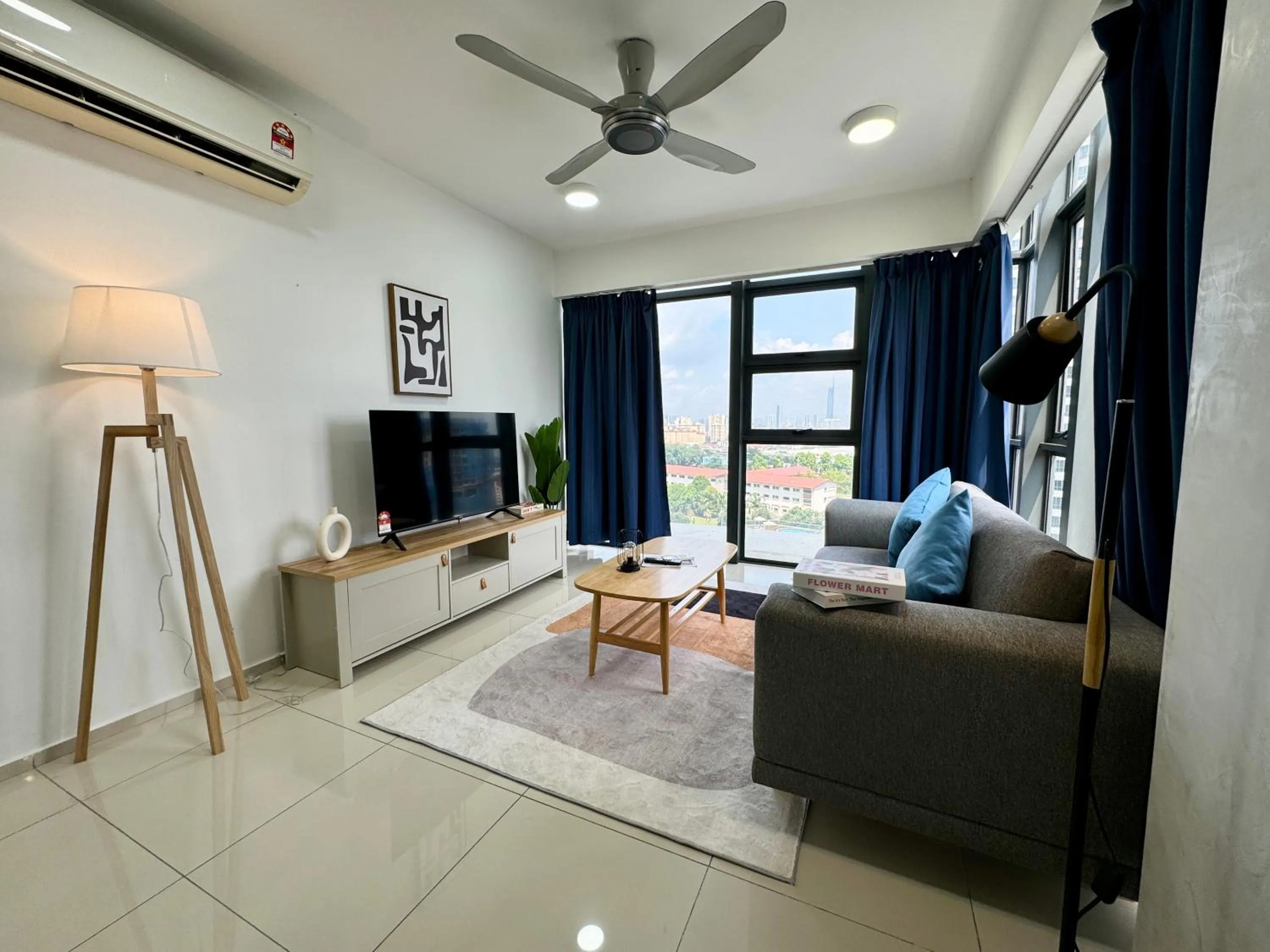 Communal lounge/ TV room in EkoCheras Suite by MOKA