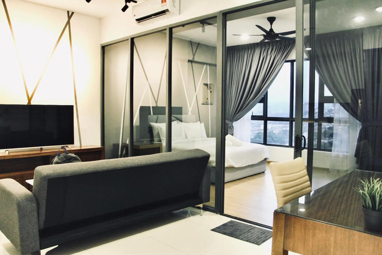 TV and multimedia in EkoCheras Suite by MOKA