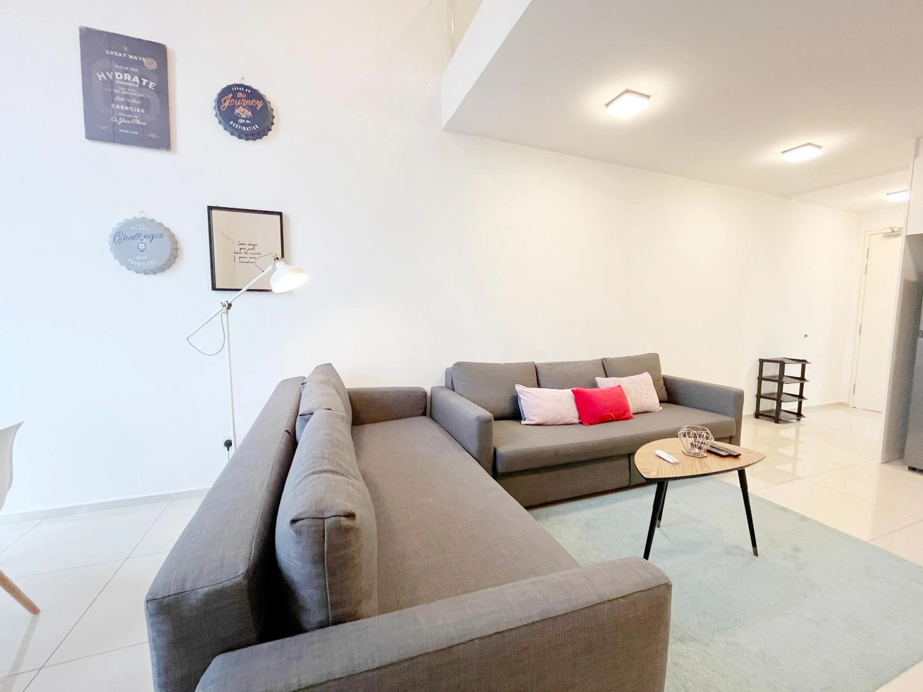 Living room in EkoCheras Suite by MOKA