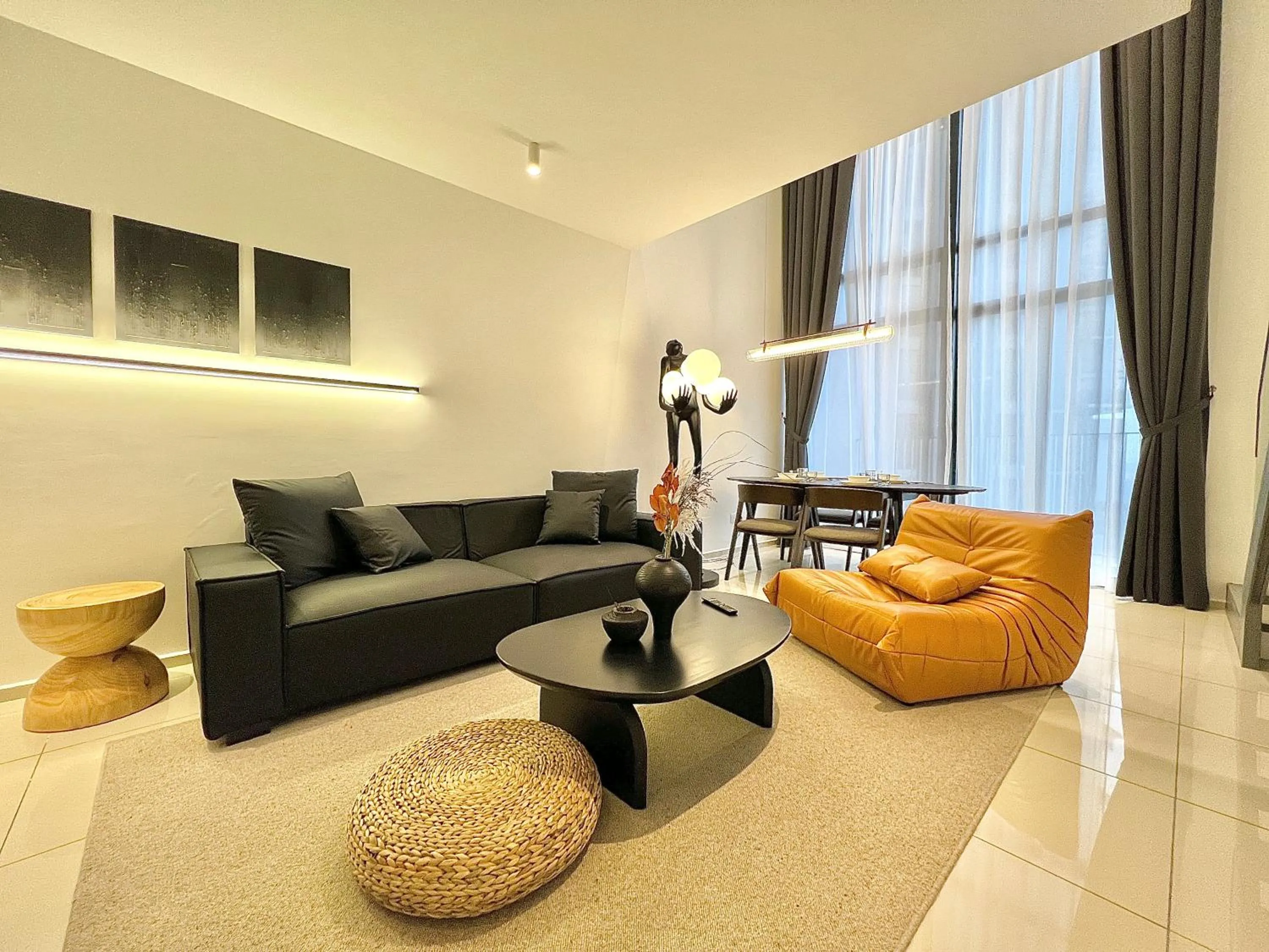 Living room in EkoCheras Suite by MOKA