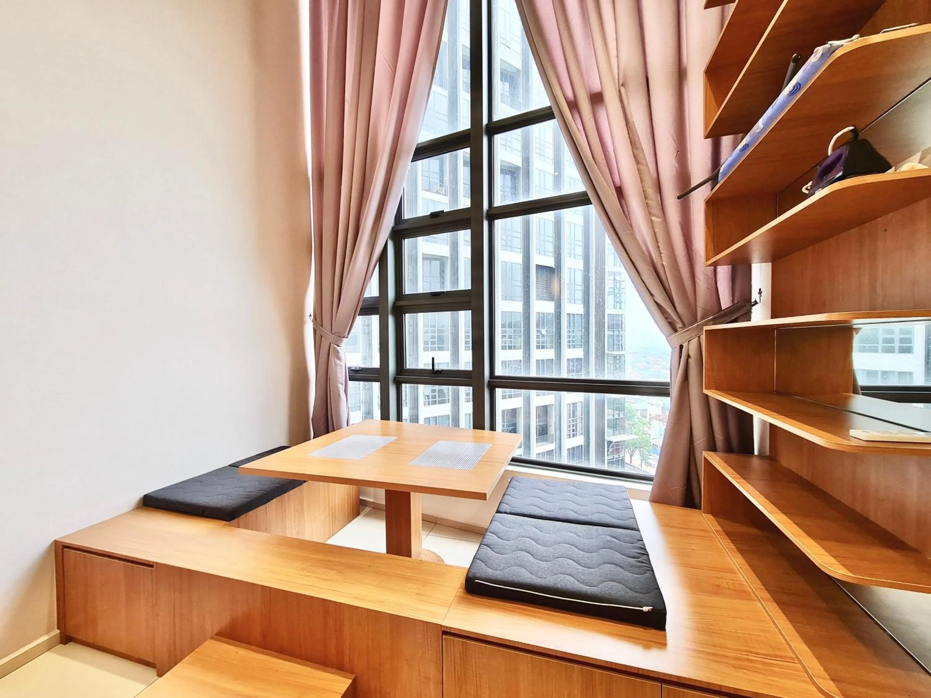 Living room in EkoCheras Suite by MOKA