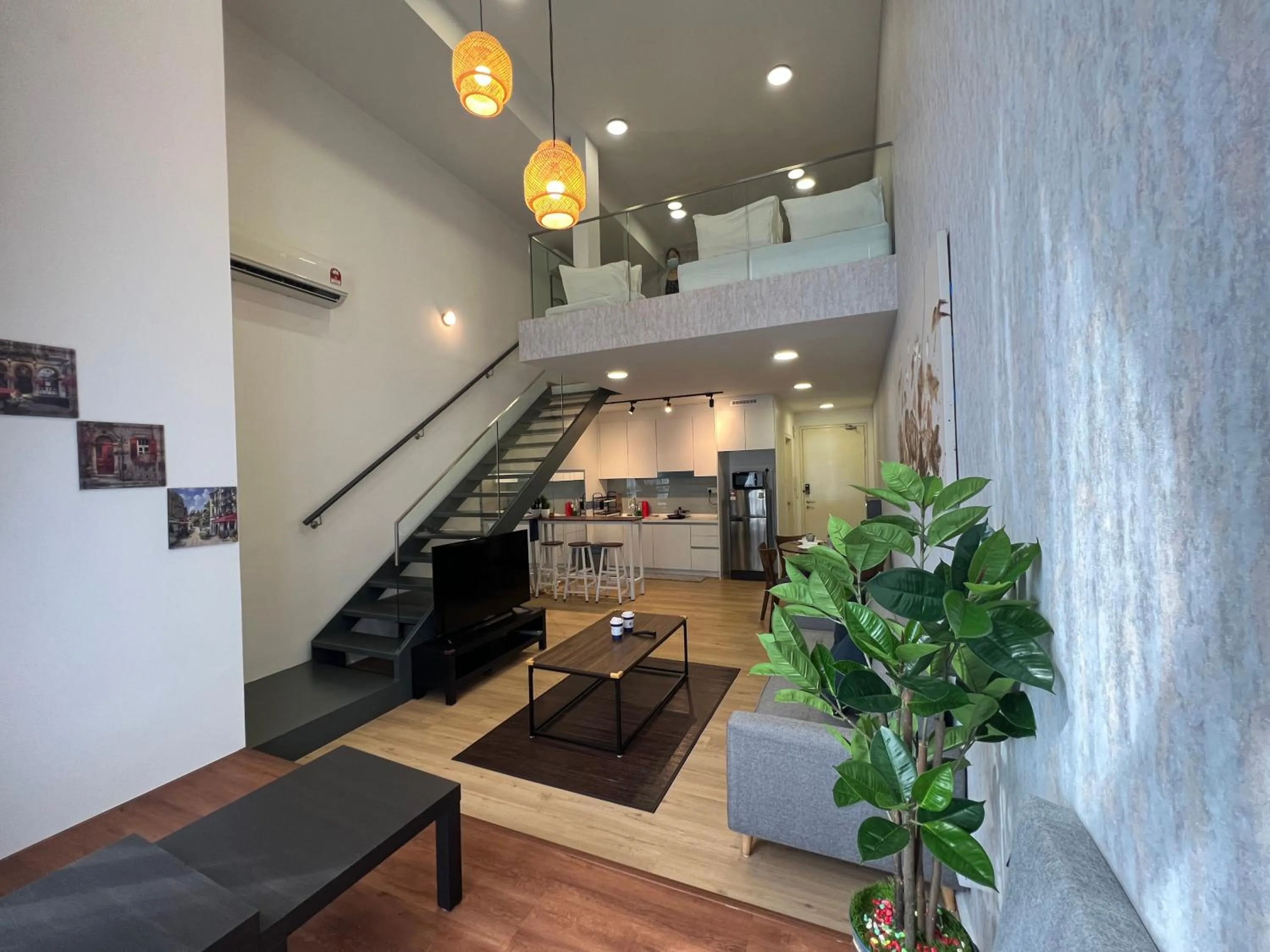 Living room in EkoCheras Suite by MOKA