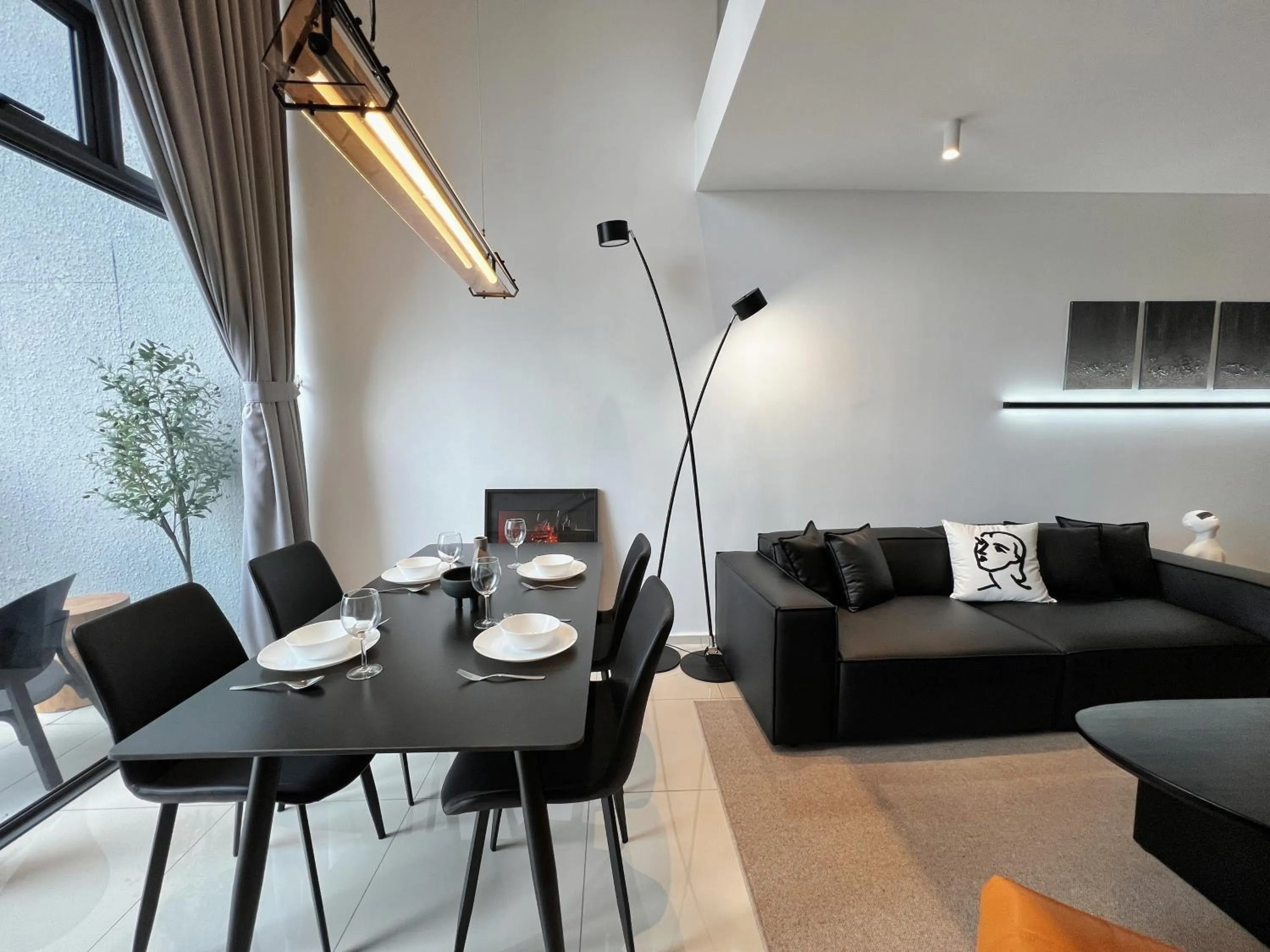 Living room in EkoCheras Suite by MOKA