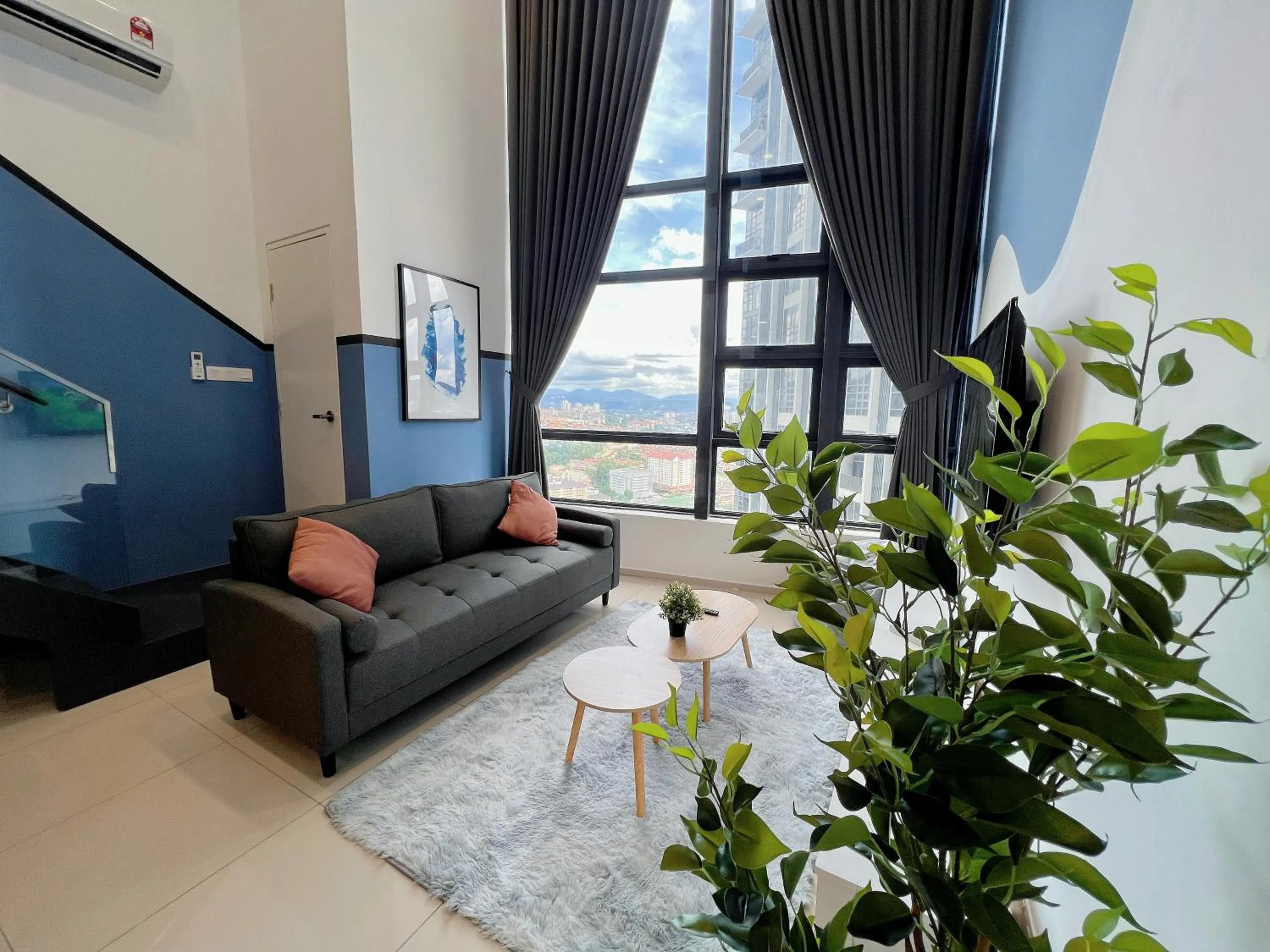 Living room in EkoCheras Suite by MOKA