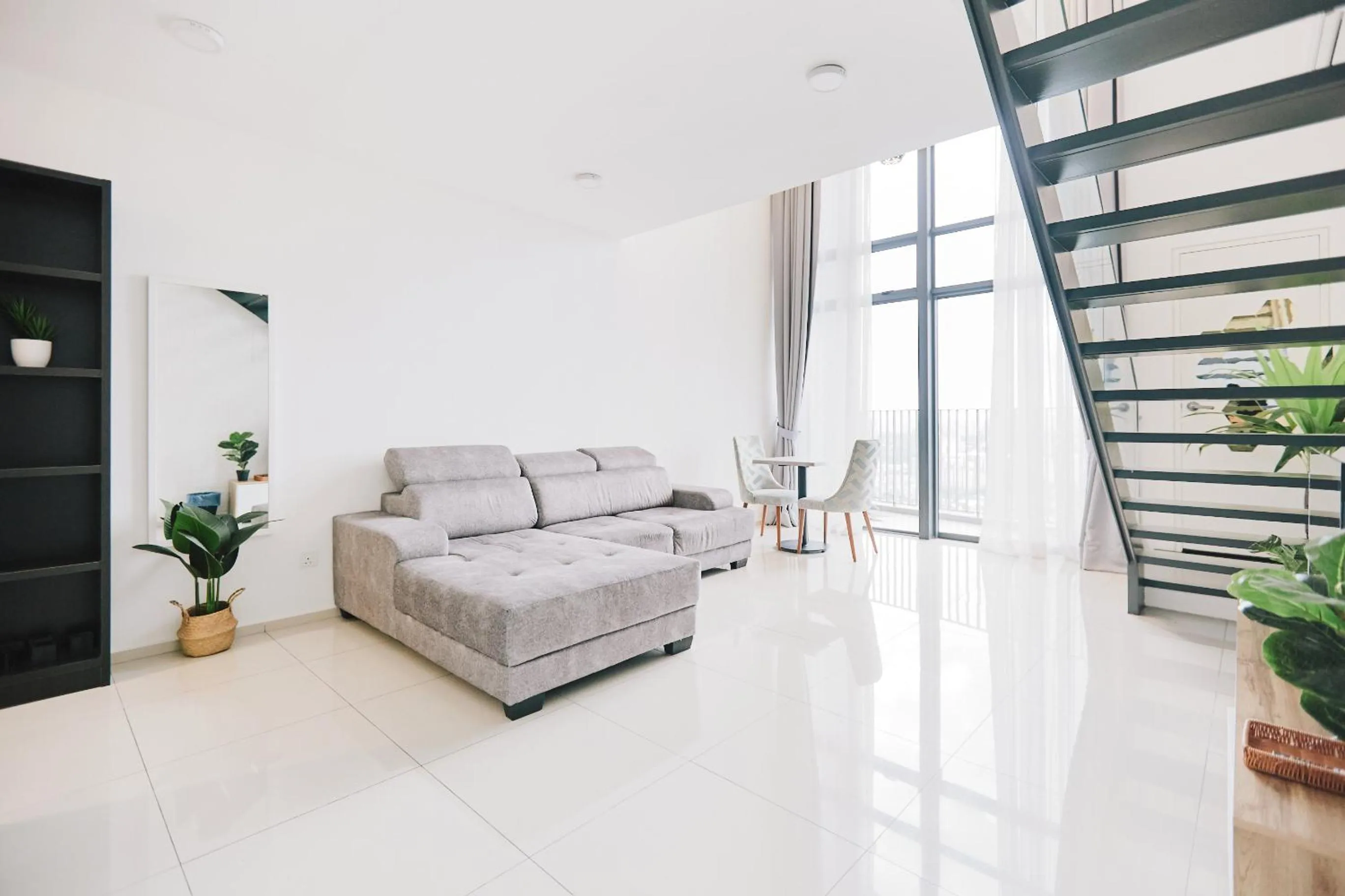 Living room in EkoCheras Suite by MOKA