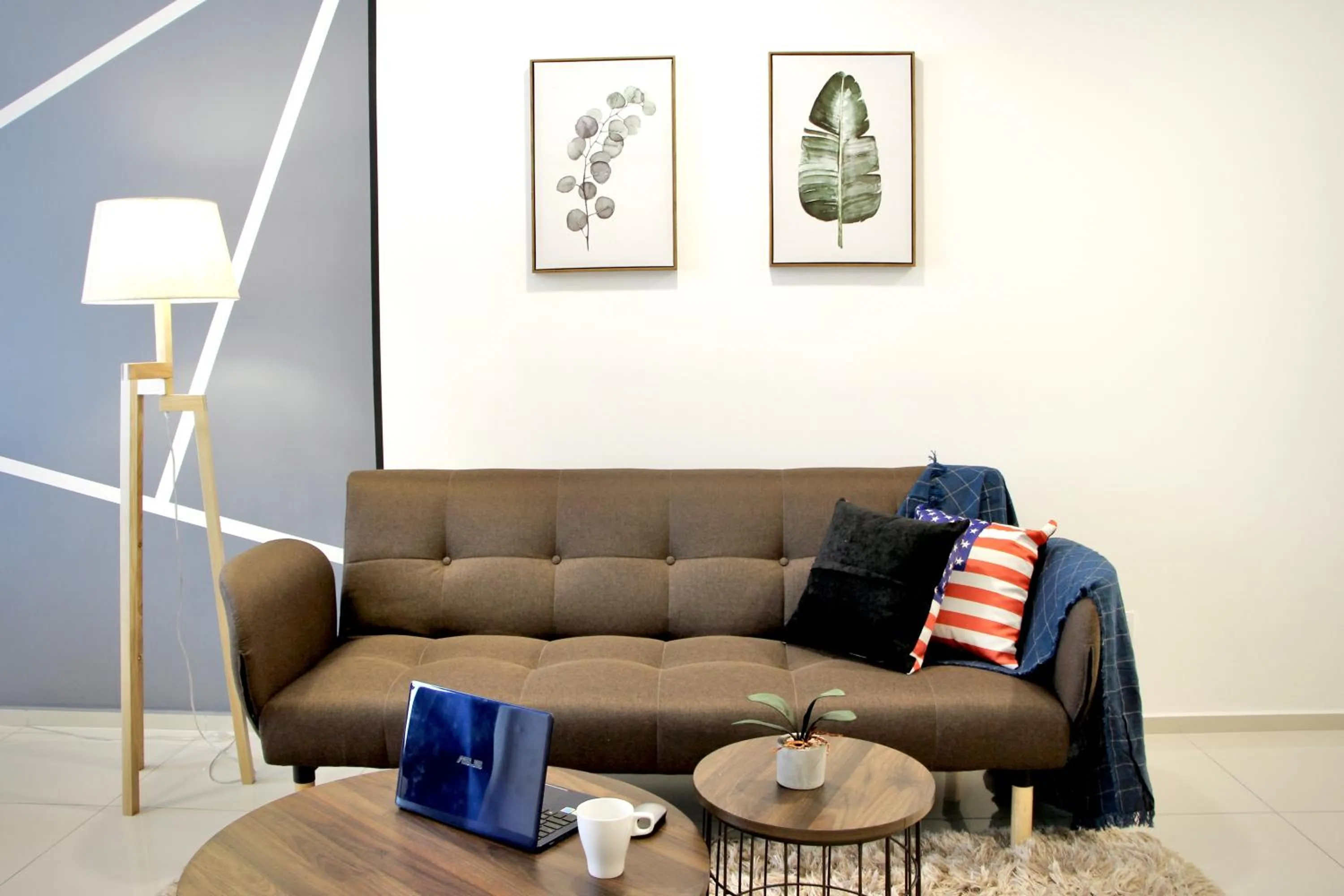 Living room in EkoCheras Suite by MOKA