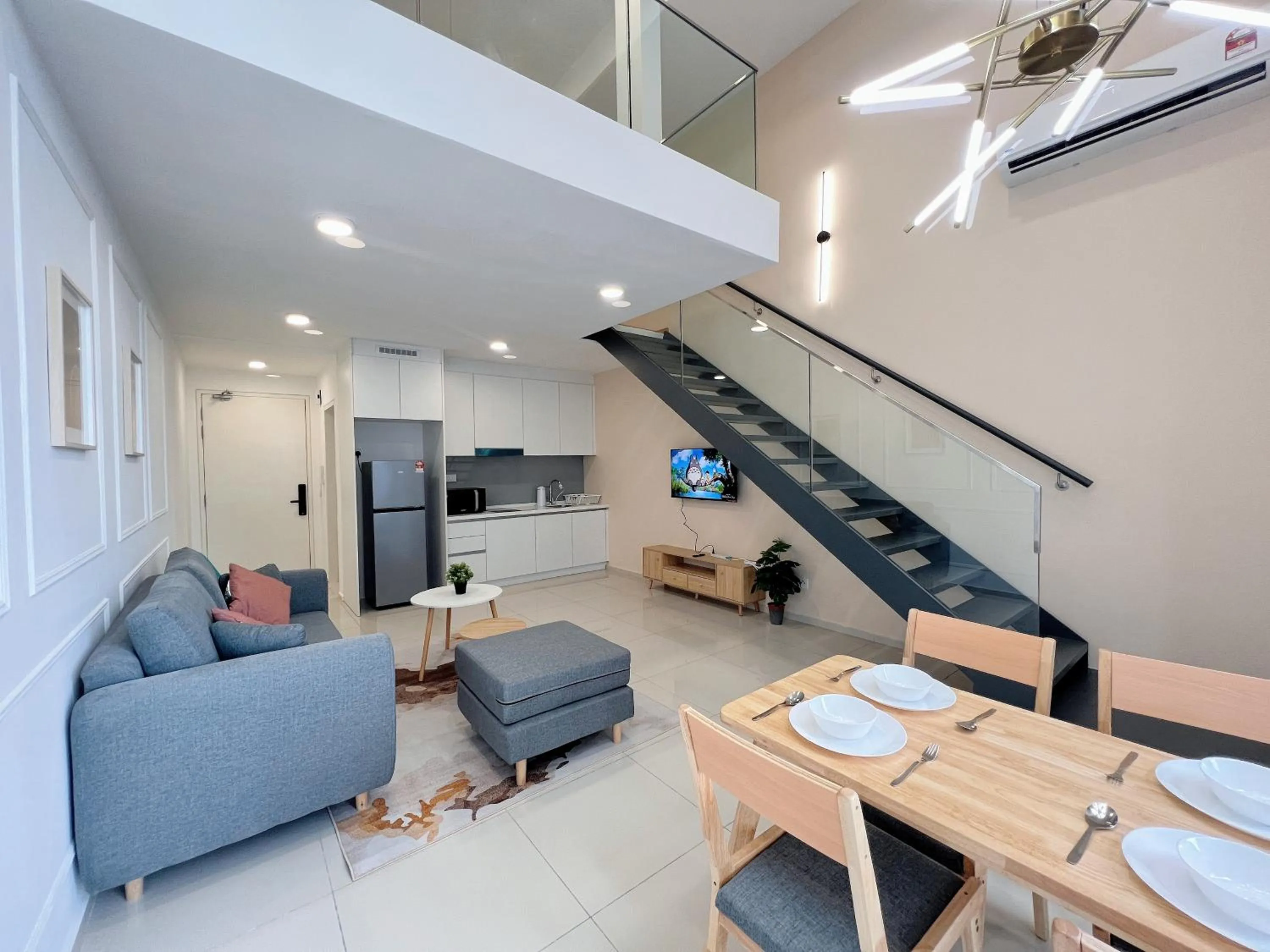 Living room in EkoCheras Suite by MOKA