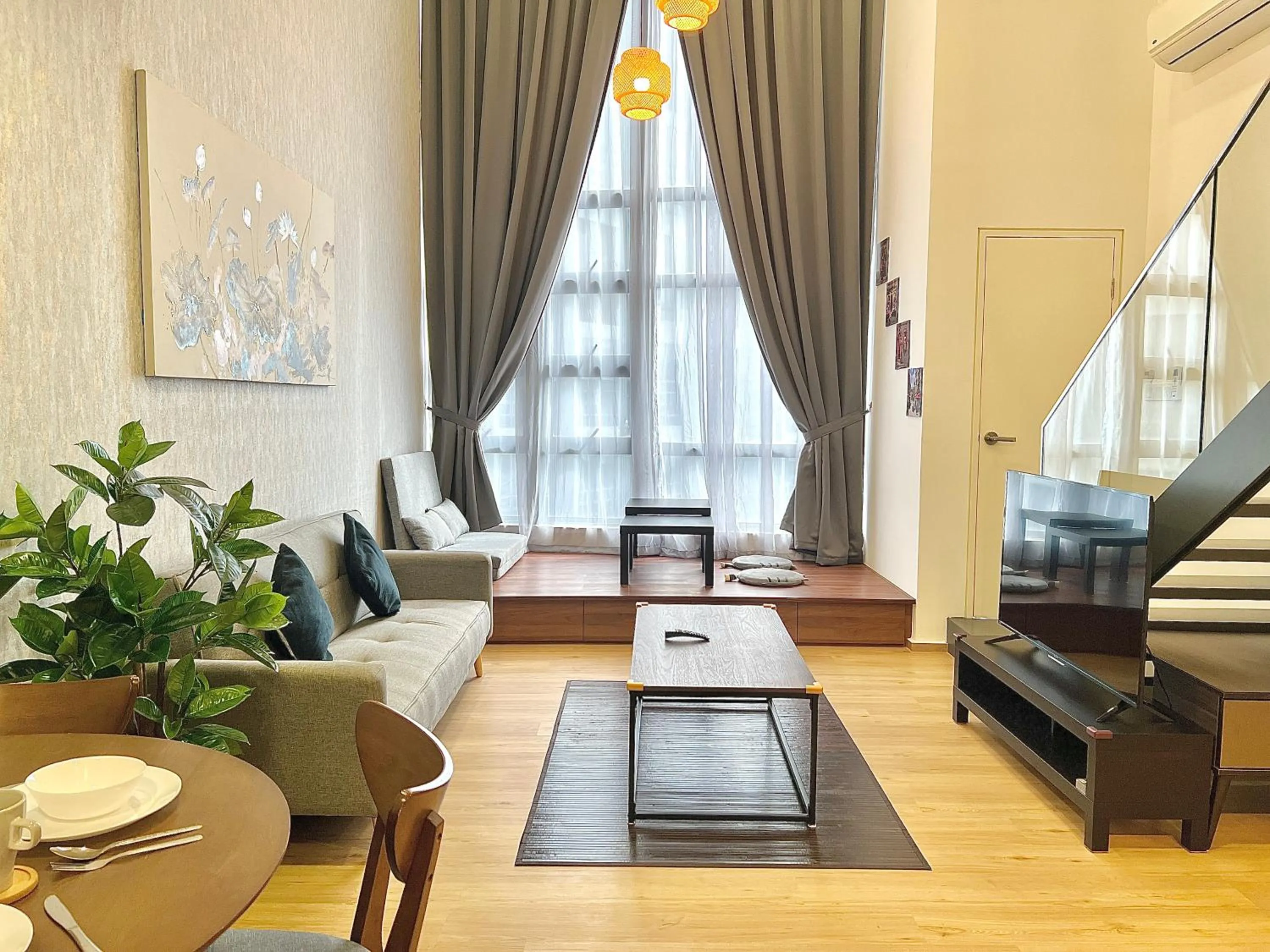 Living room in EkoCheras Suite by MOKA