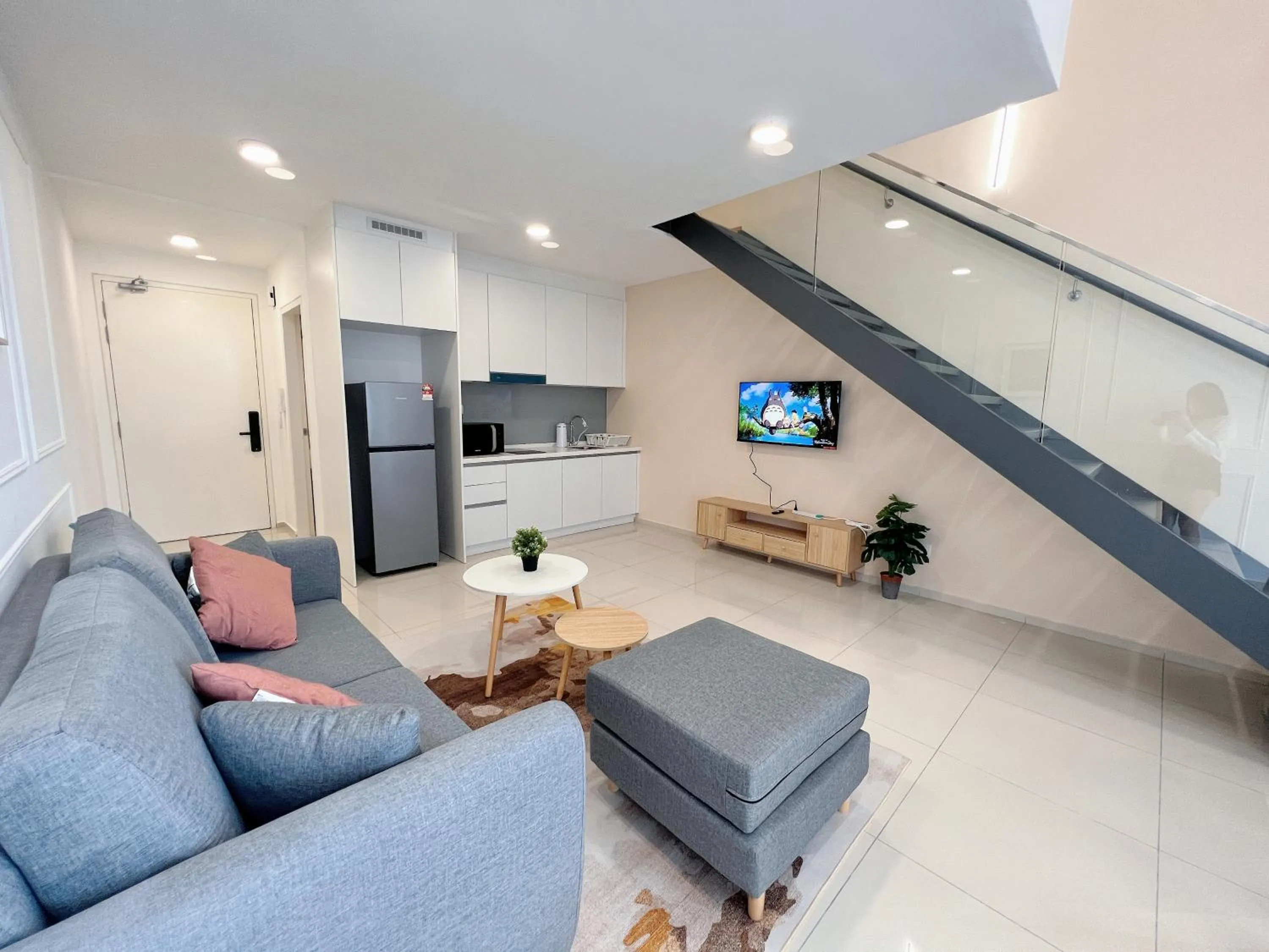 Living room in EkoCheras Suite by MOKA