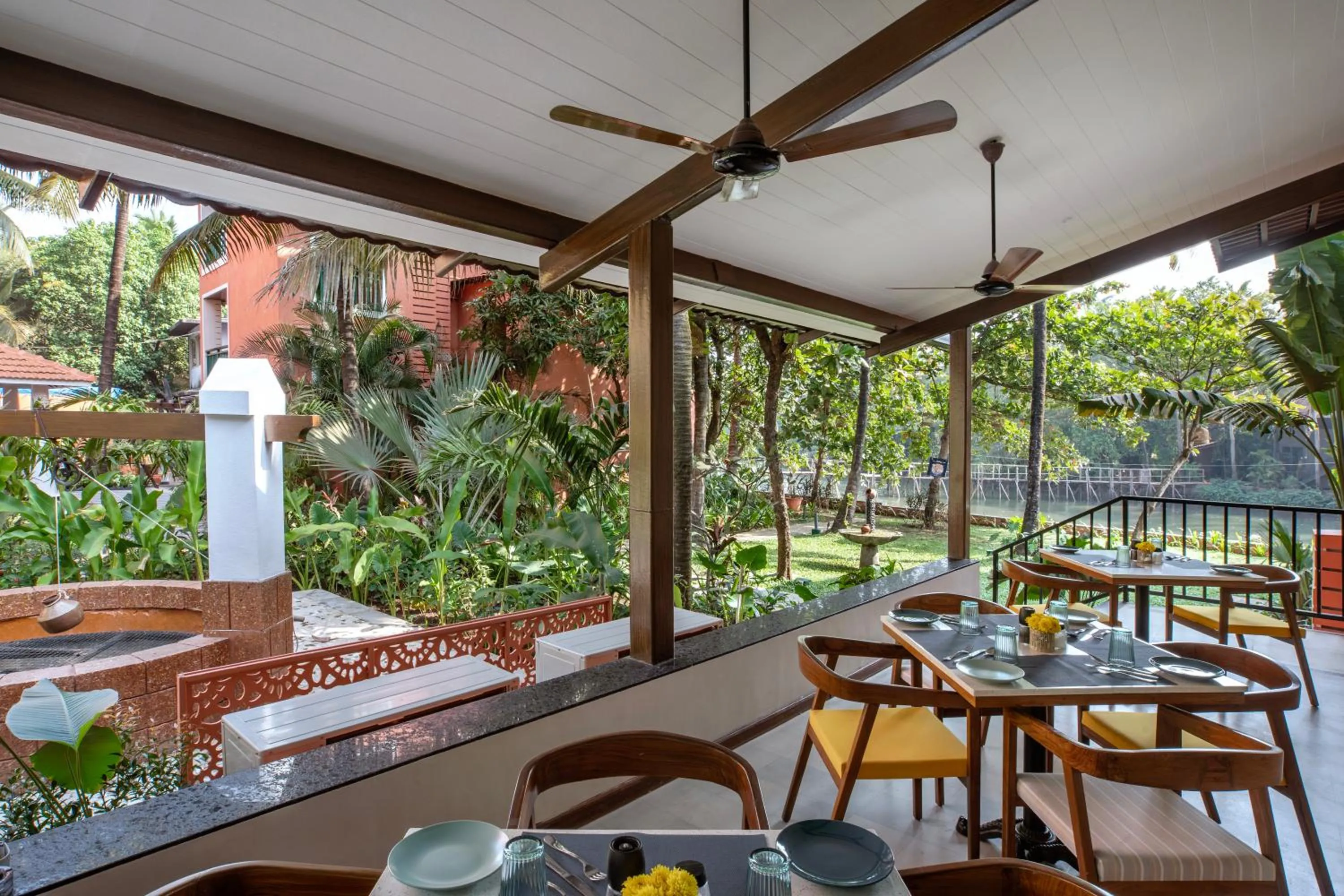 Lounge or bar in Mandrem Beach Resort, a member of Radisson Individuals Retreat