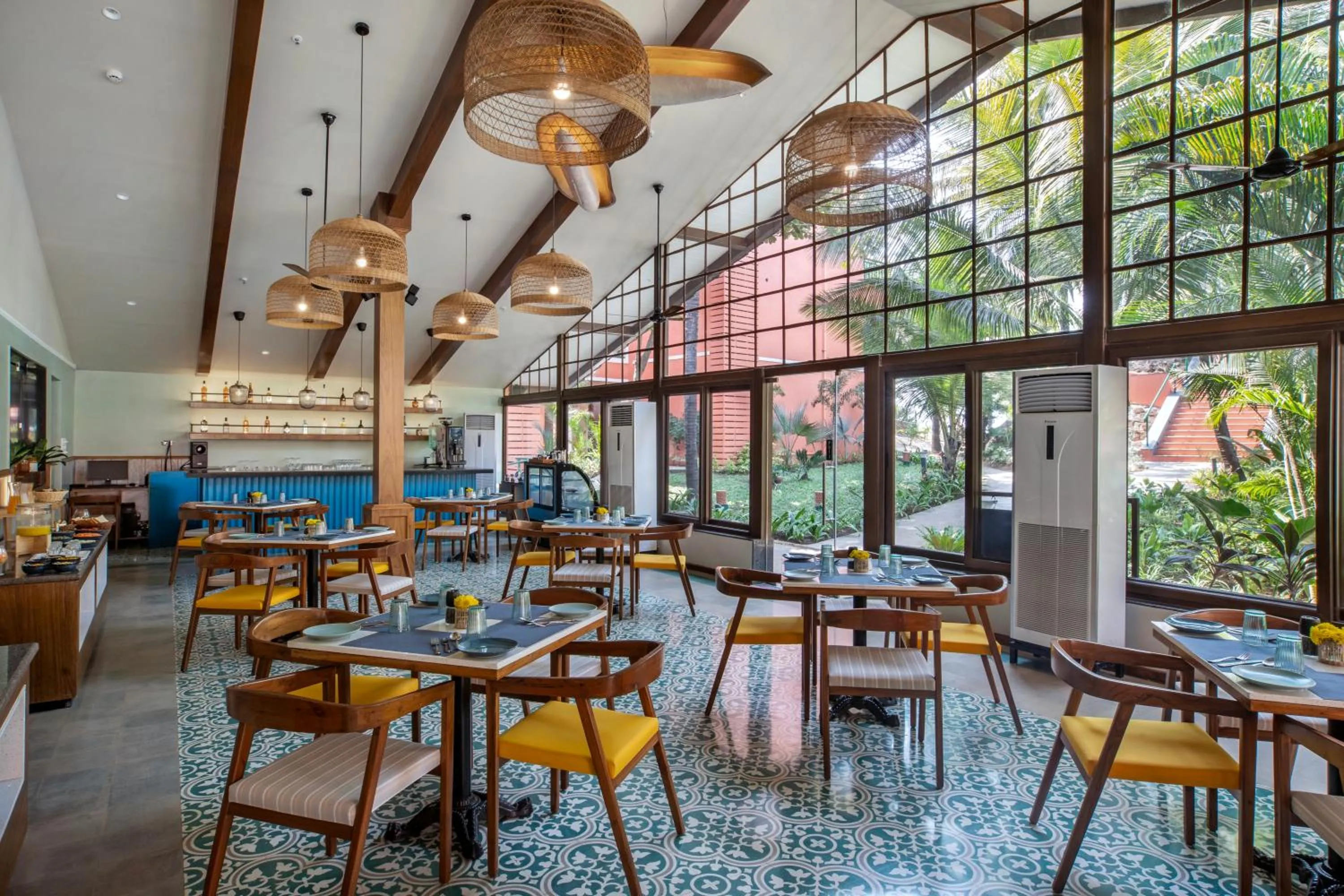 Lounge or bar in Mandrem Beach Resort, a member of Radisson Individuals Retreat