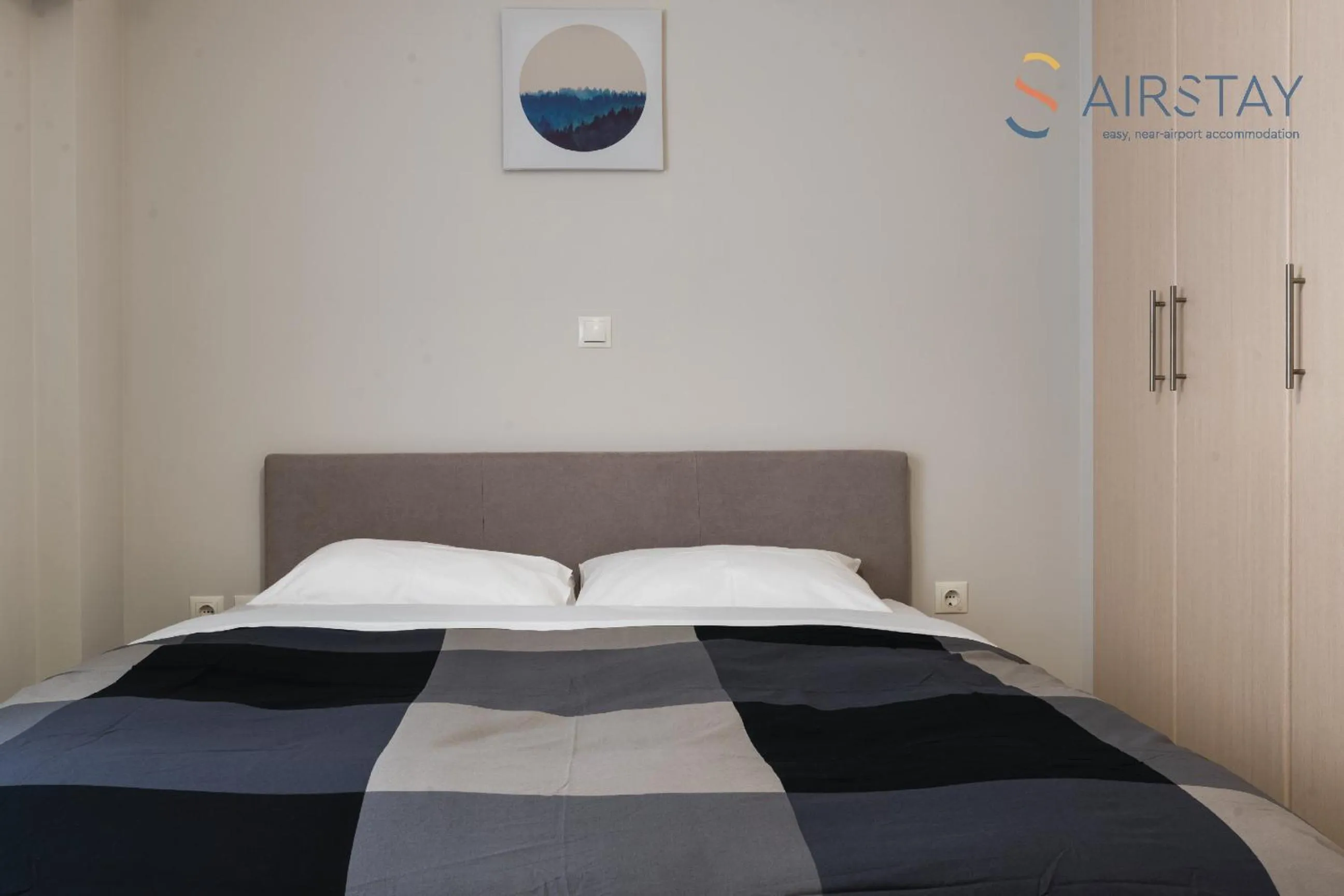 Bed in Elise Apartment Airport by Airstay