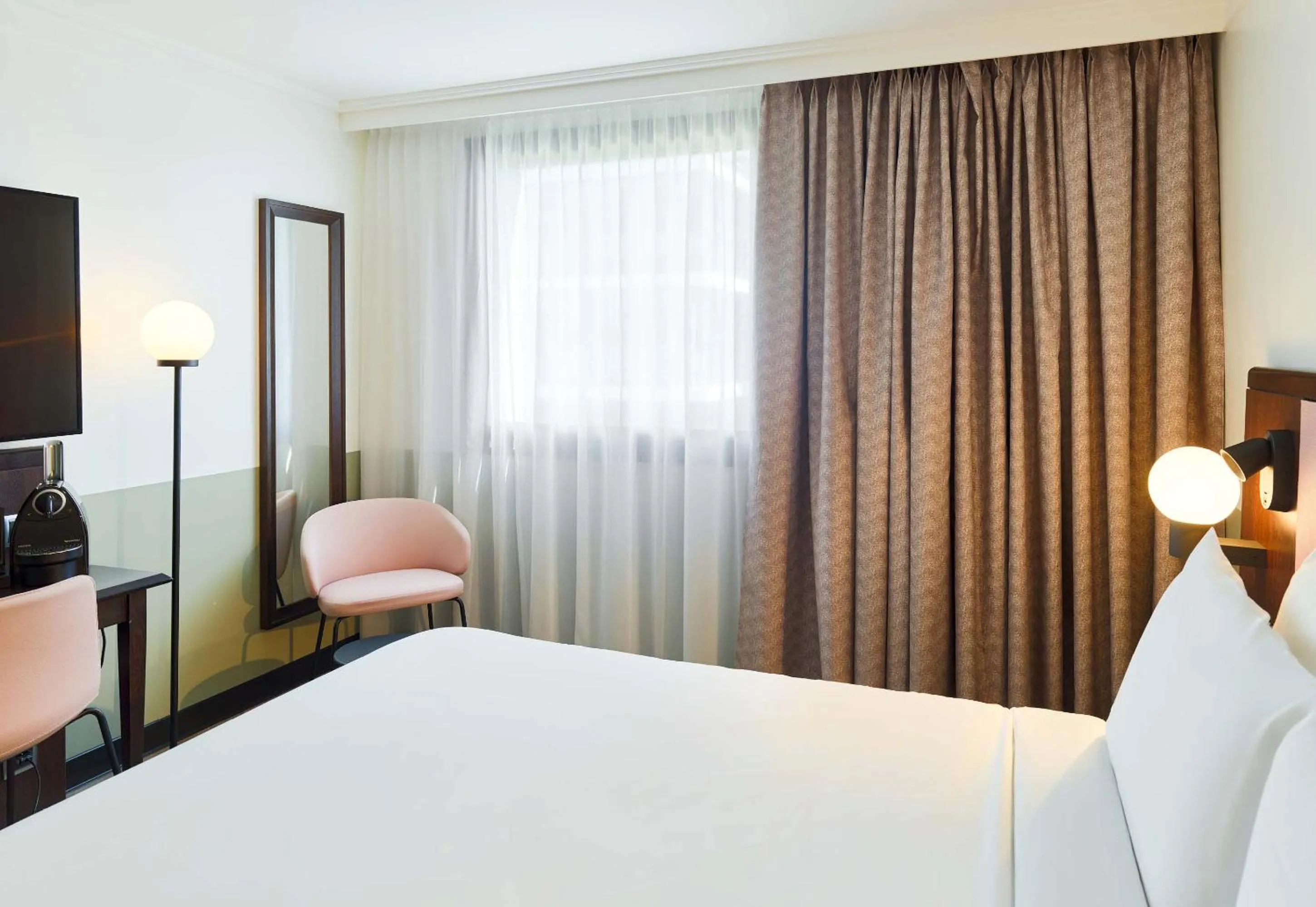 Bedroom, Bed in B&B HOTEL Saint-Quentin-en-Yvelines Centre Gare 4 étoiles