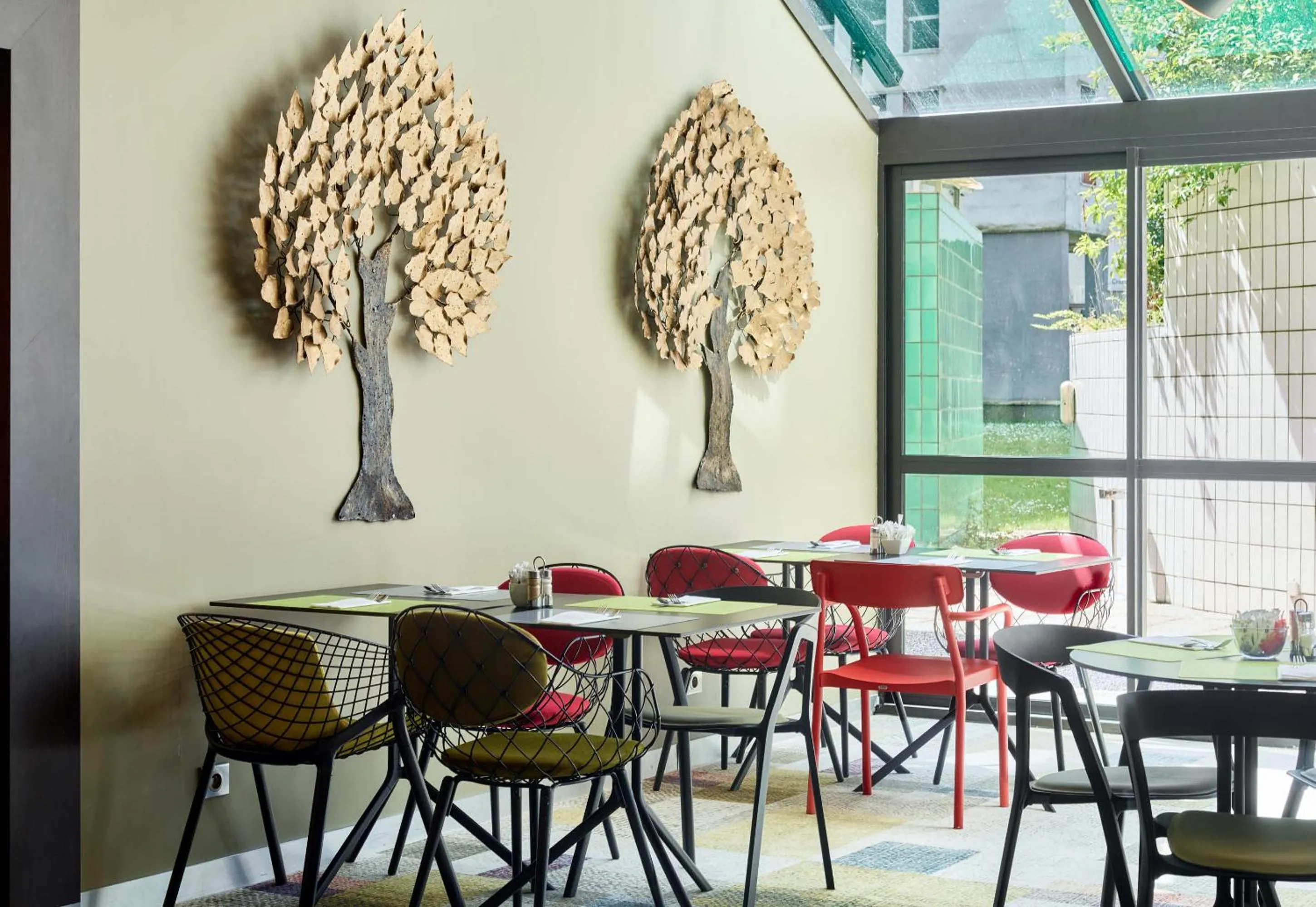 Restaurant/places to eat in B&B HOTEL Saint-Quentin-en-Yvelines Centre Gare 4 étoiles