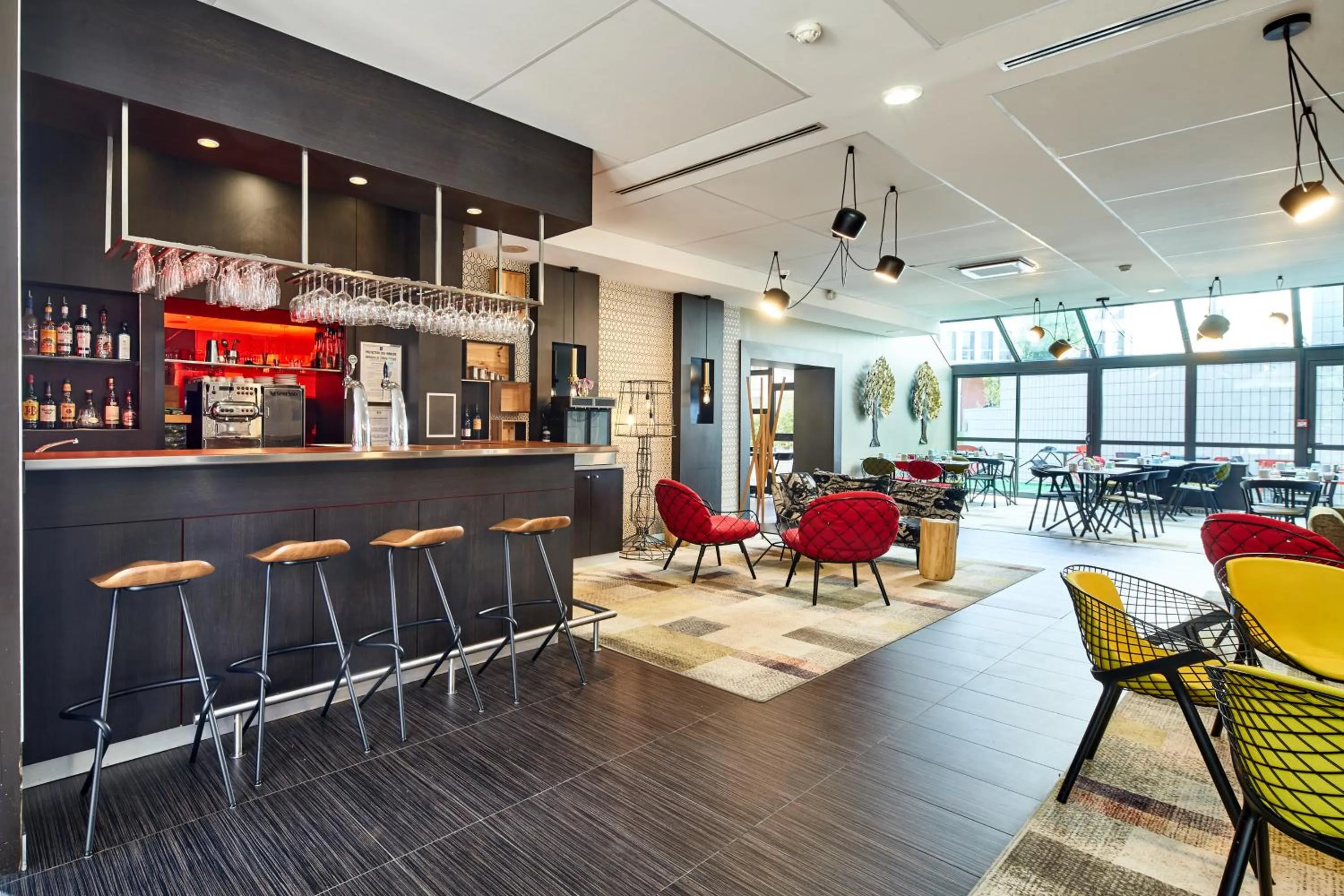 Lounge or bar in B&B HOTEL Saint-Quentin-en-Yvelines Centre Gare 4 étoiles